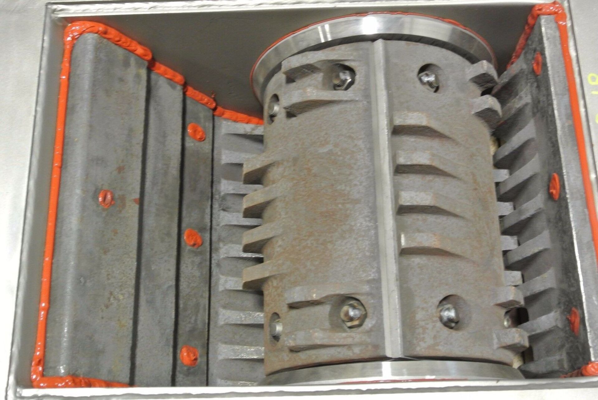 27" X 20 " UNITED CONVEYOR CRUSHER GRINDER MODEL 2102 (Located Springfield, NH) (Loading Fee $50) - Image 3 of 8