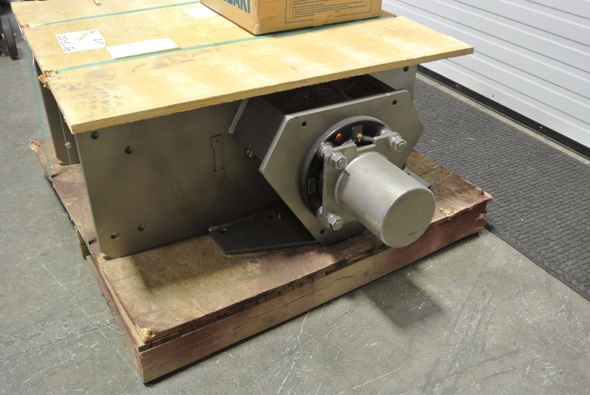 27" X 20 " UNITED CONVEYOR CRUSHER GRINDER MODEL 2102 (Located Springfield, NH) (Loading Fee $50) - Image 5 of 8