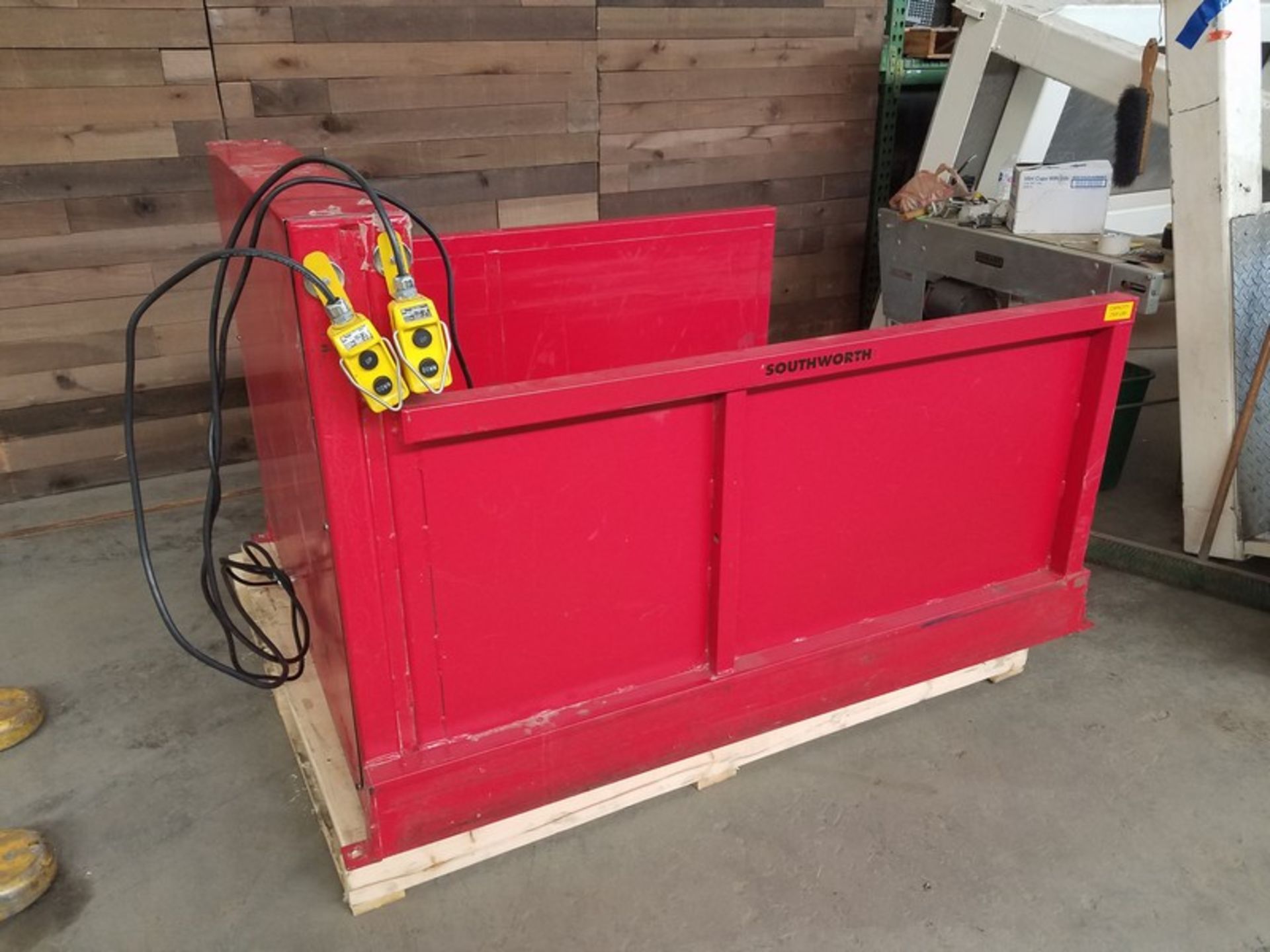 Southworth 2,500 lb. Pallet Lift, Volt 115 (Located Fort Worth, TX) (Loading Fee $100)