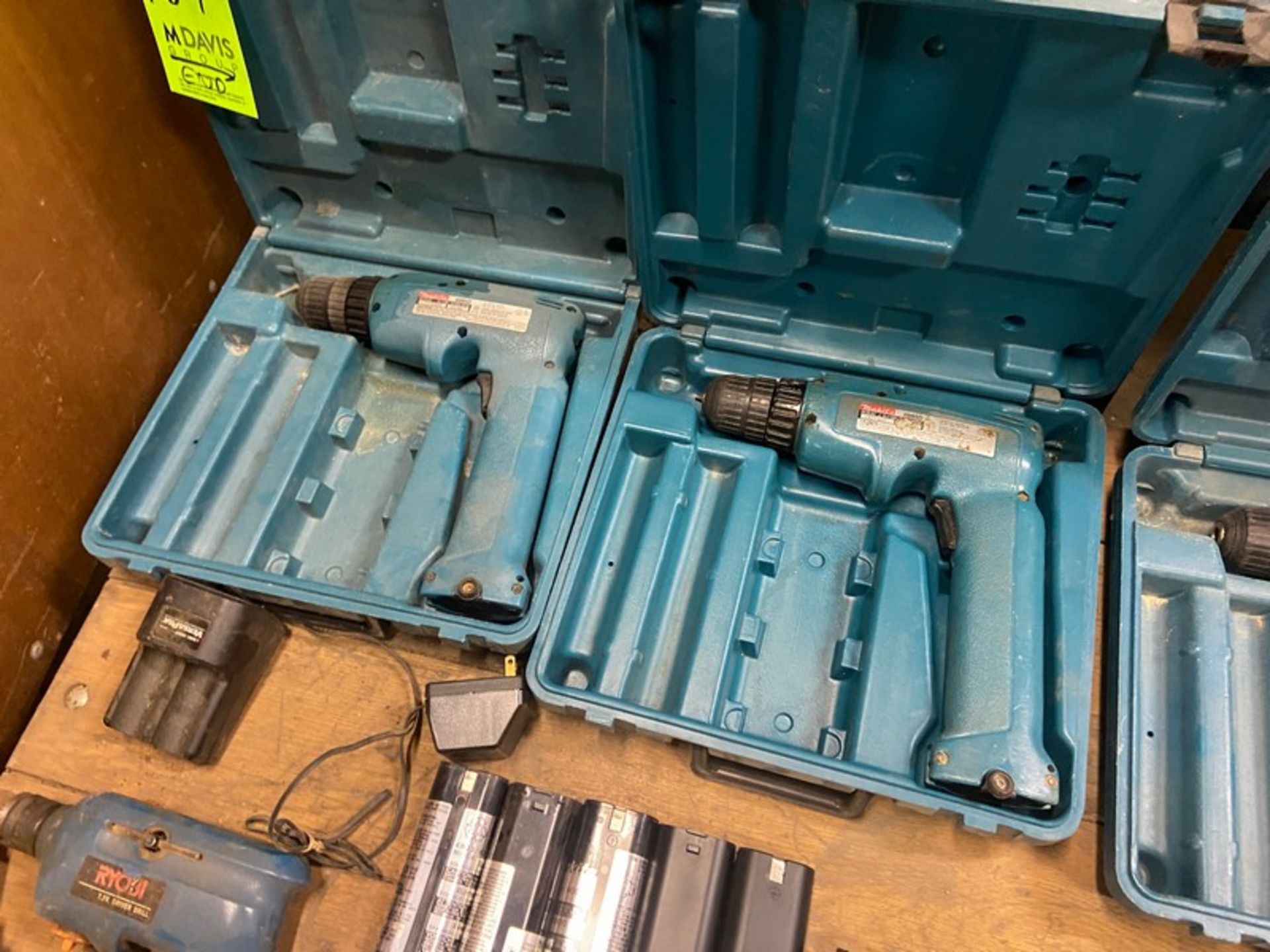 Lot of Assorted Makita Drills with Hard Cases, with Batteries & Chargers (LOCATED IN PITTSBURGH, PA) - Bild 8 aus 10