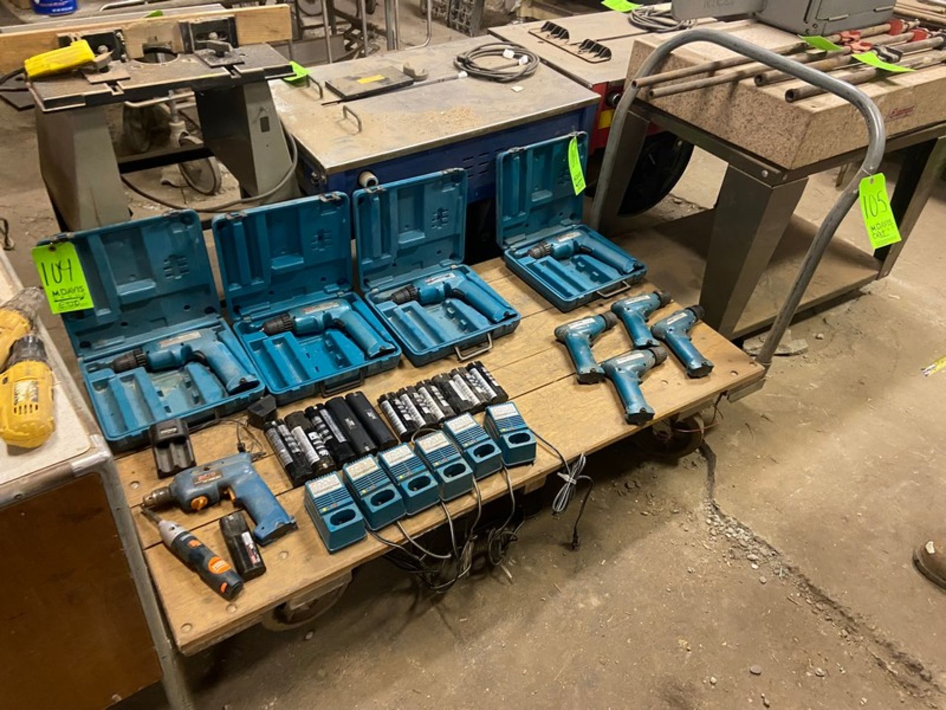 Lot of Assorted Makita Drills with Hard Cases, with Batteries & Chargers (LOCATED IN PITTSBURGH, PA) - Bild 3 aus 10