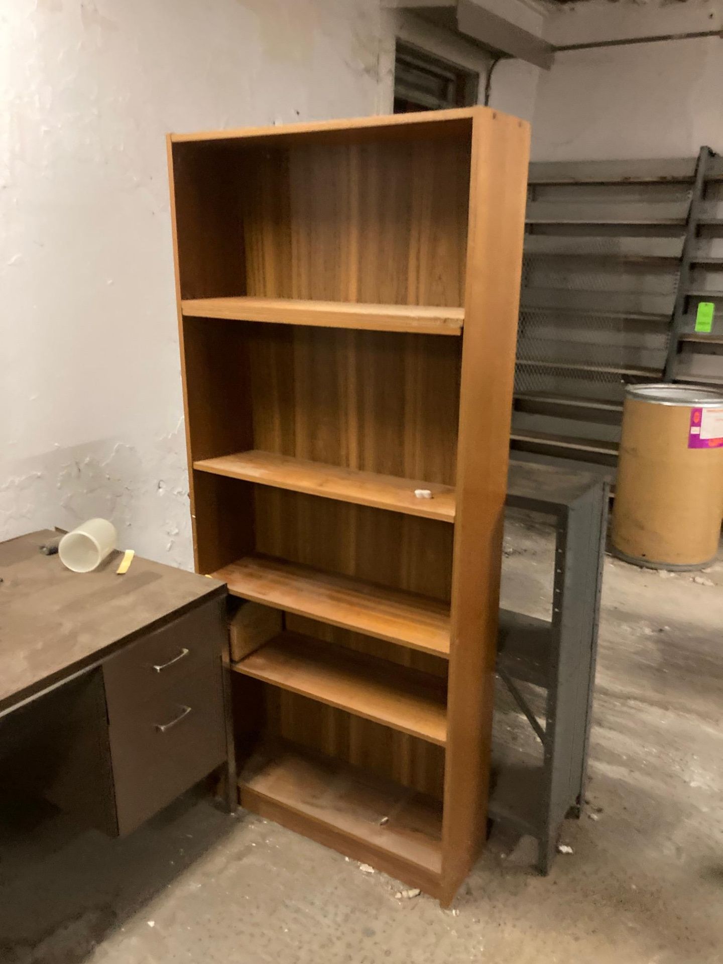 Shelves and desks inside room (no contents) - Image 5 of 6