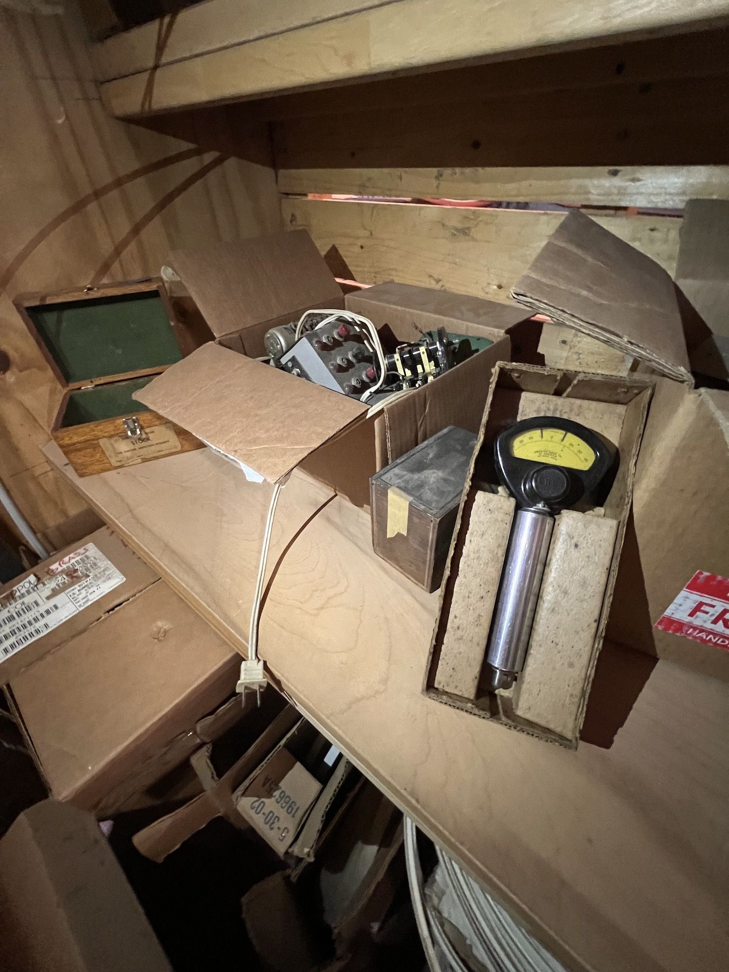 WOOD CRATE WITH CONTENTS - Image 15 of 18