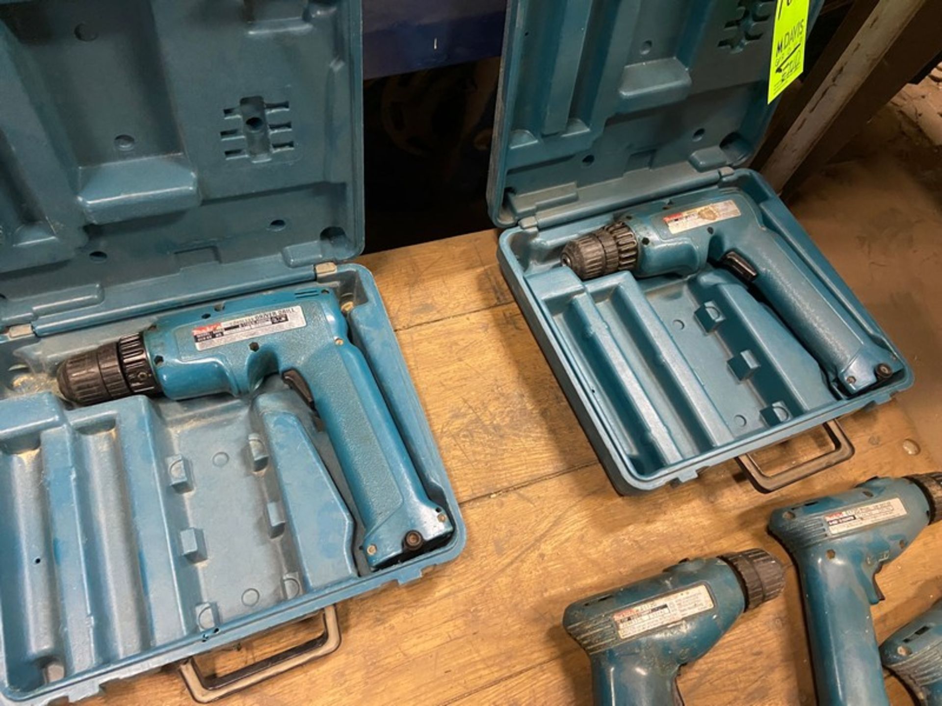 Lot of Assorted Makita Drills with Hard Cases, with Batteries & Chargers (LOCATED IN PITTSBURGH, PA) - Bild 9 aus 10
