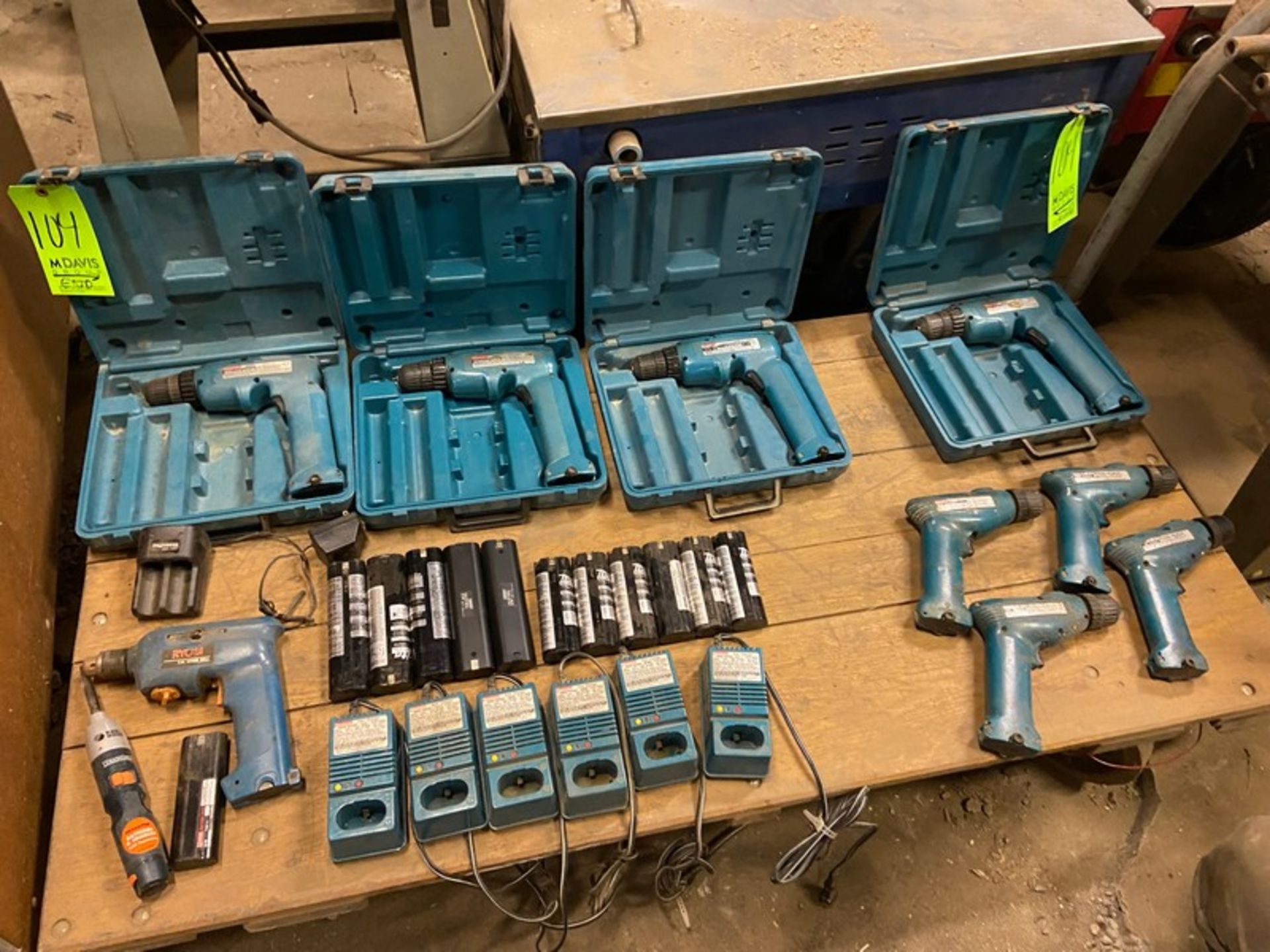 Lot of Assorted Makita Drills with Hard Cases, with Batteries & Chargers (LOCATED IN PITTSBURGH, PA) - Bild 10 aus 10