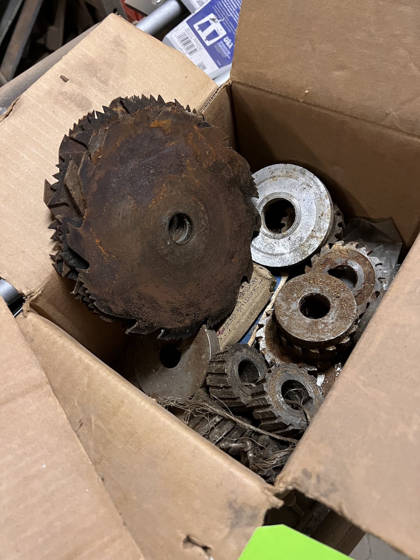 BOX OF CASTERS AND SAW BLADES - Image 3 of 3