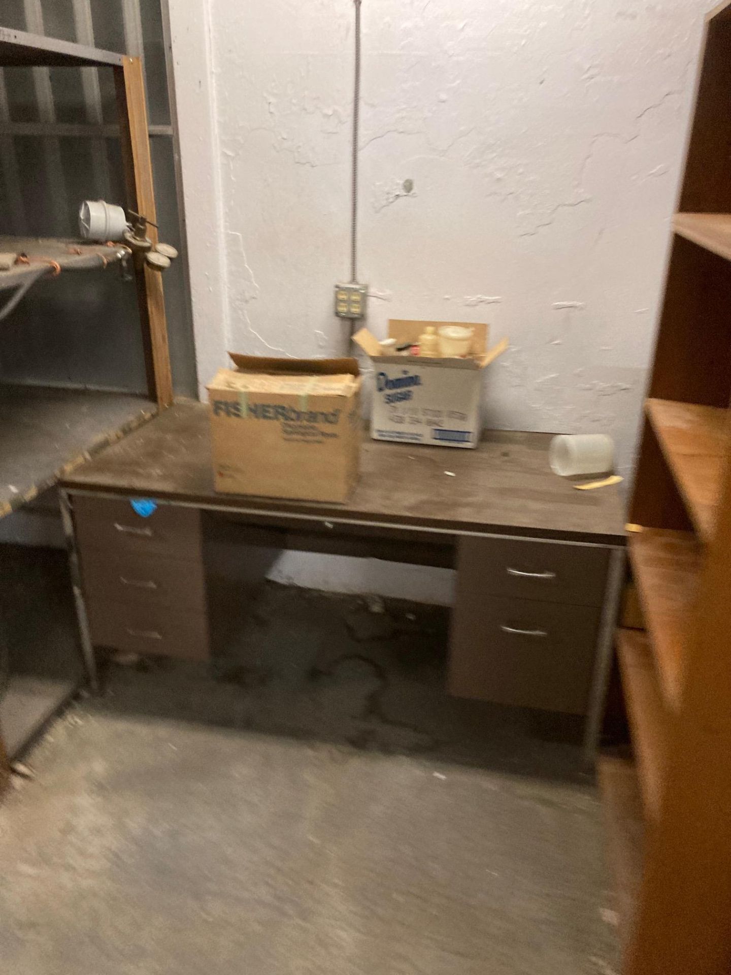 Shelves and desks inside room (no contents) - Image 4 of 6