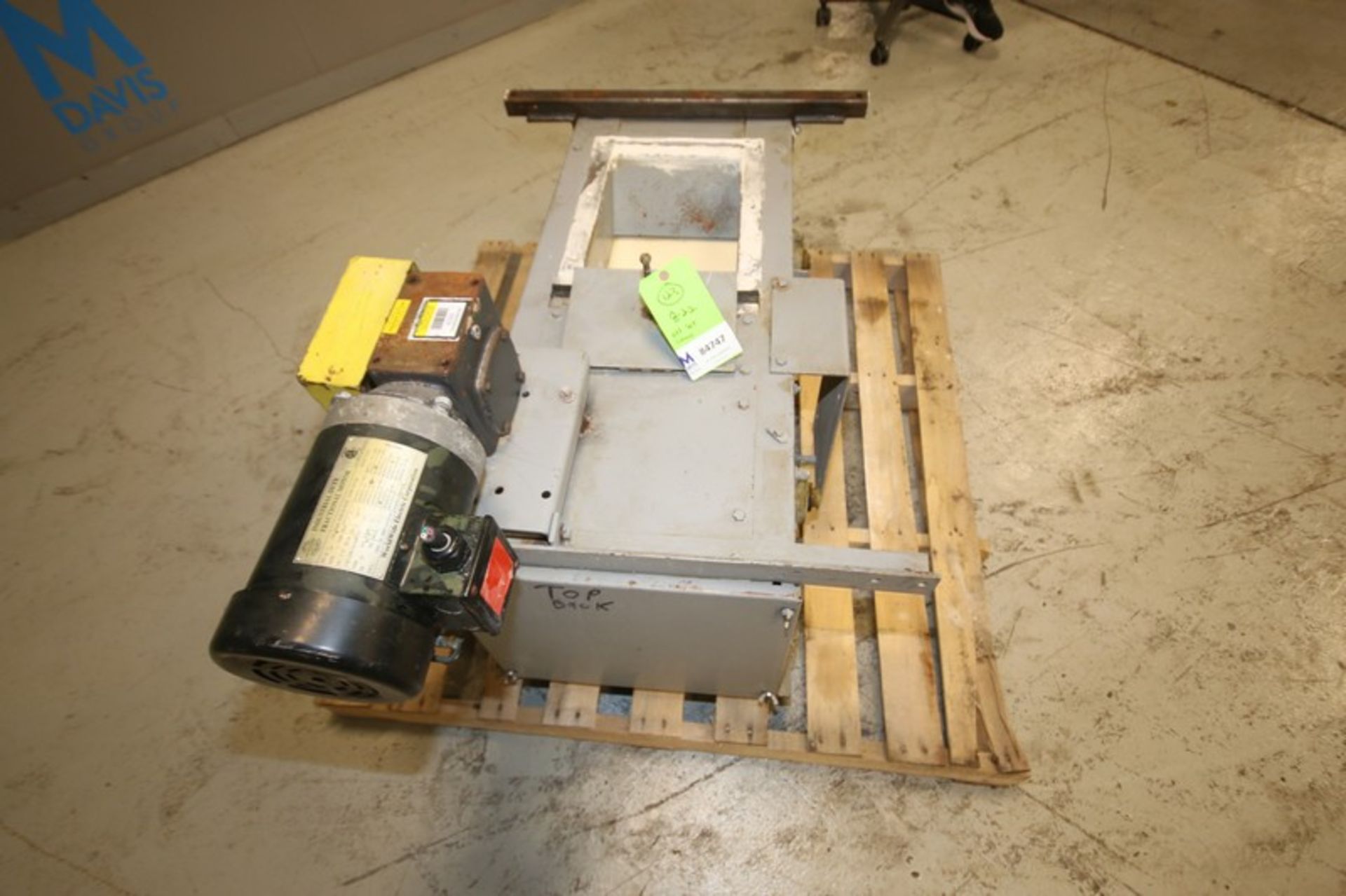 Howe Richardson 43" L x 17" W x 17" H Off-Set Conveyor, with h10" Belt, 3/4 hp/ 3450 rpm Drive Motor - Image 4 of 7