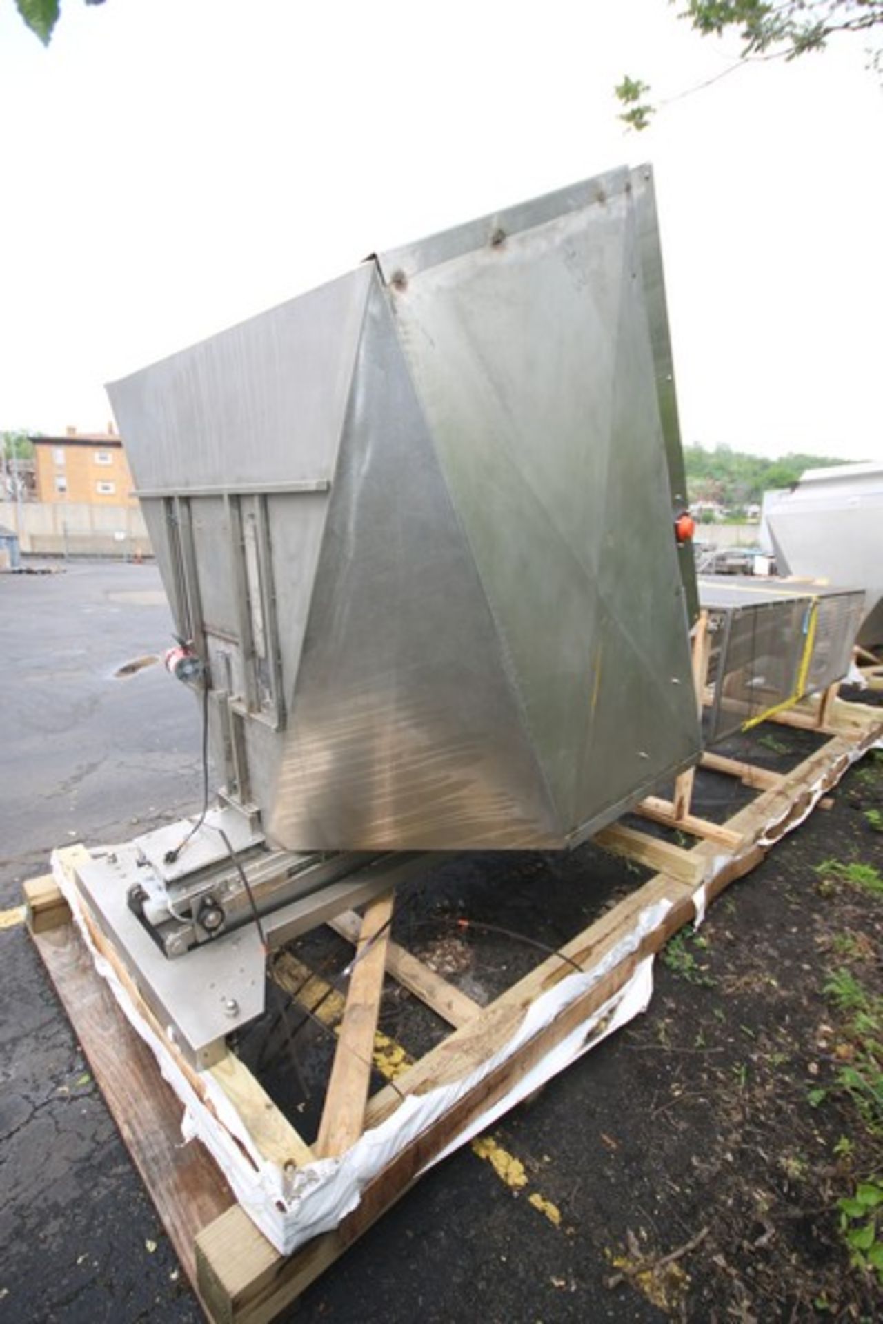 Aprox. 18' L Elevated S/S Cap Hopper, With 50" W x 6' L x 5' D Hopper, Conveyor with 4" Flights, SEW - Image 7 of 7