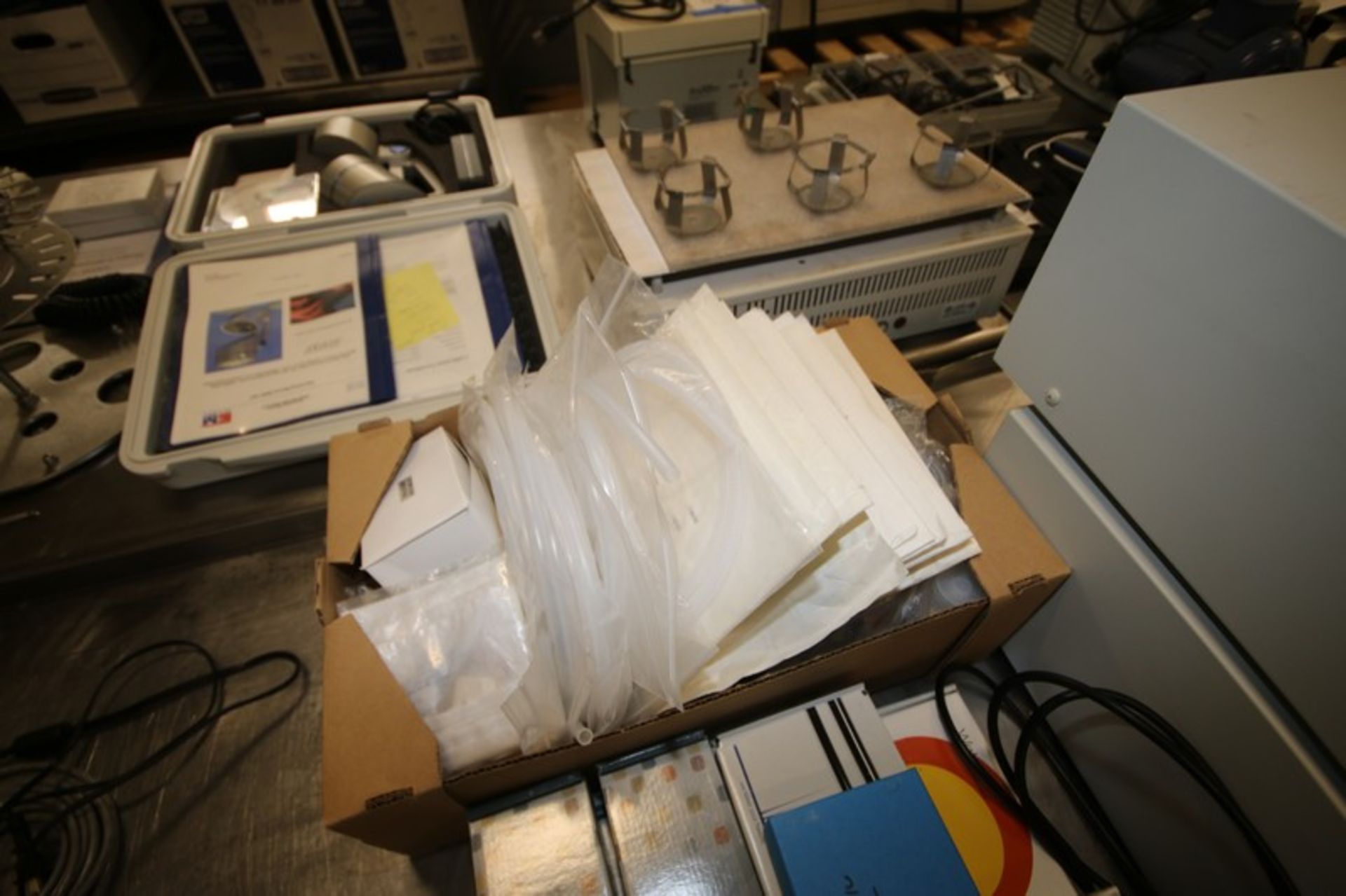 Alliance Waters 2487 Dual Absorbance Detector, S/N E07487 298M, with (4) Boxes of Waters HPLC - Image 3 of 8