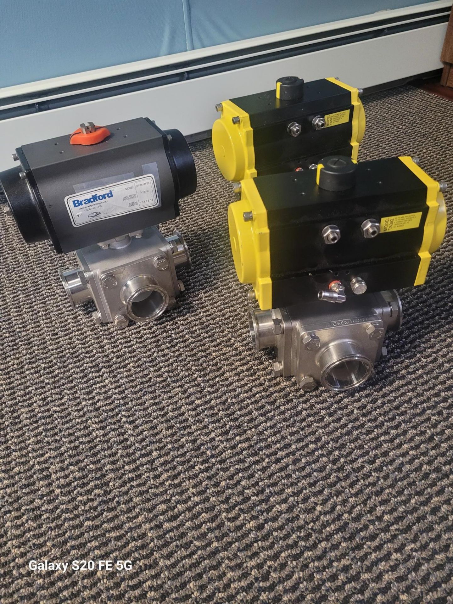 (3) new 2” Top Flo three way air operated ball valves , Teflon seats, tri clamp connections - Image 5 of 5