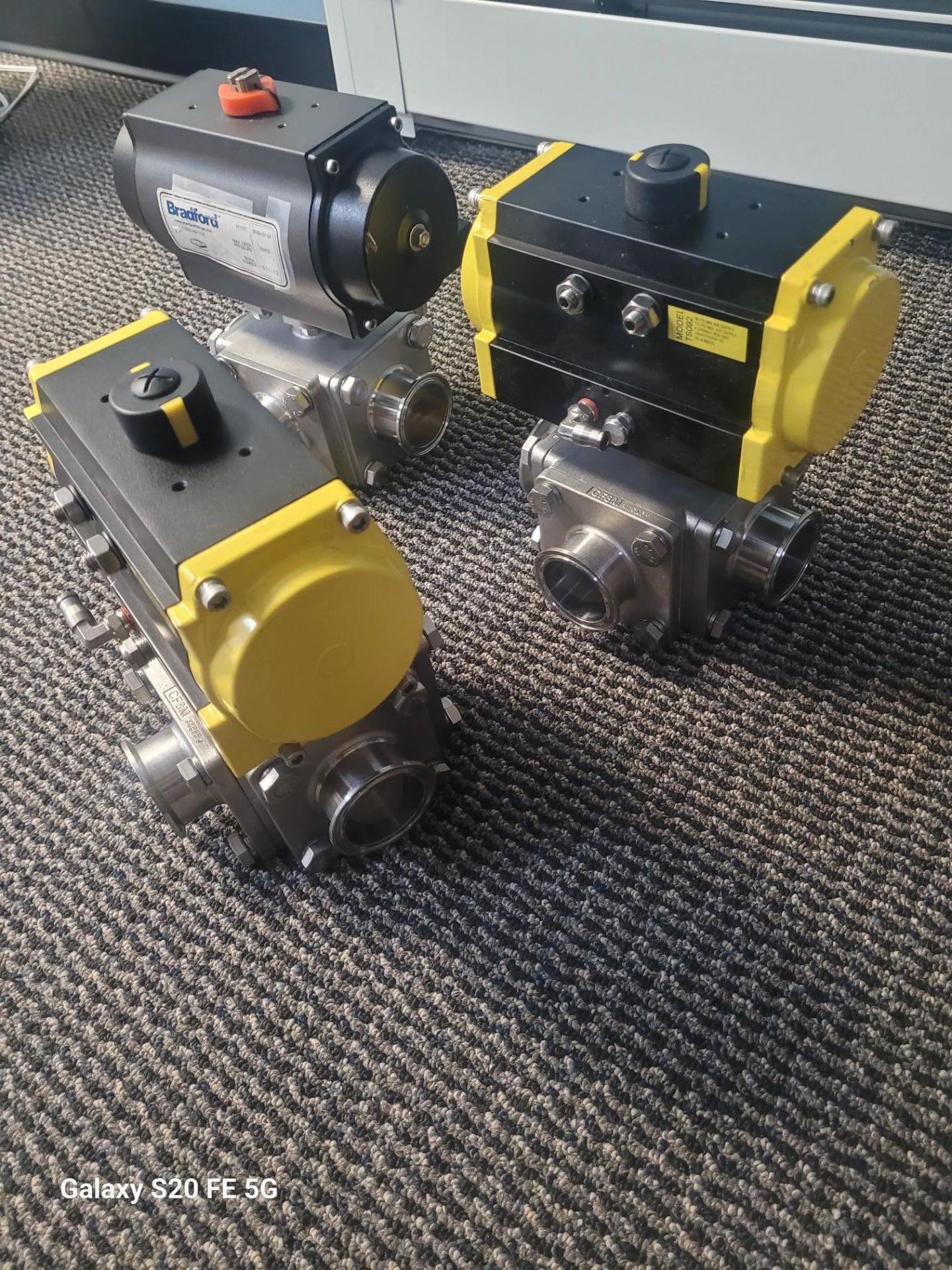 (3) new 2” Top Flo three way air operated ball valves , Teflon seats, tri clamp connections - Image 4 of 5