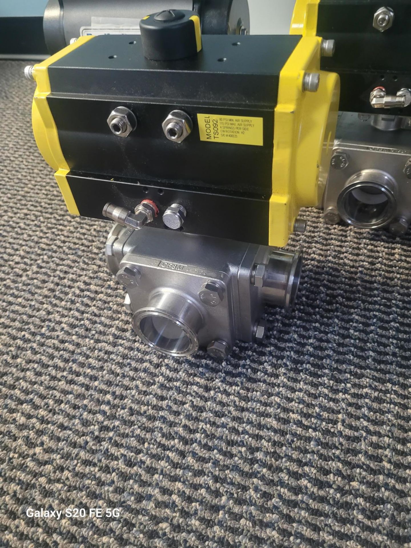 (3) new 2” Top Flo three way air operated ball valves , Teflon seats, tri clamp connections - Image 2 of 5