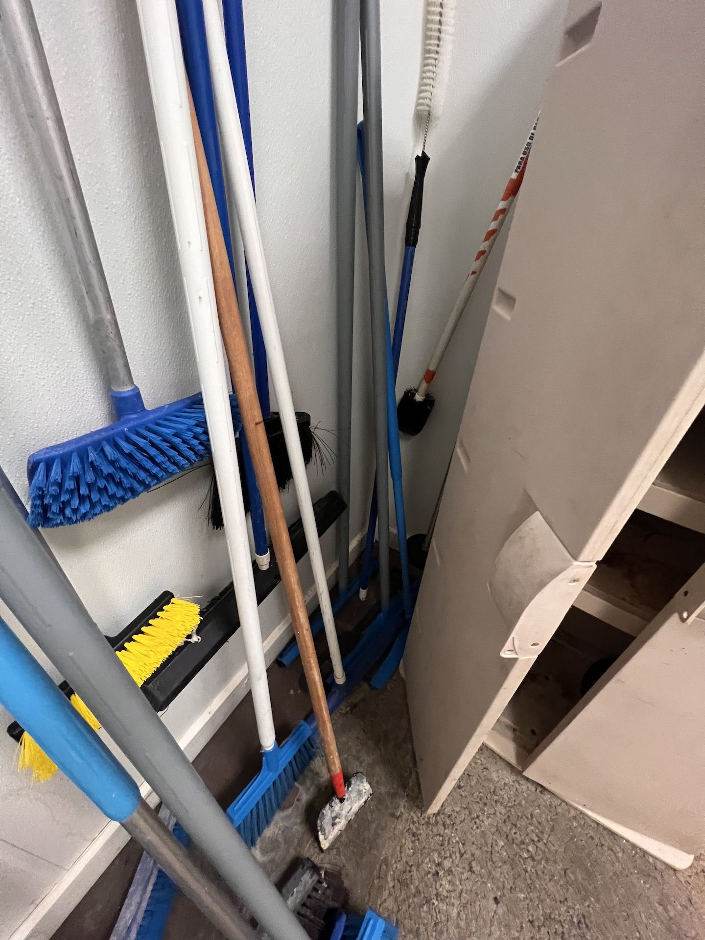 JANITORIAL SUPPLY ROOM, INCLUDES ROOM CONTENTS - Bild 9 aus 10