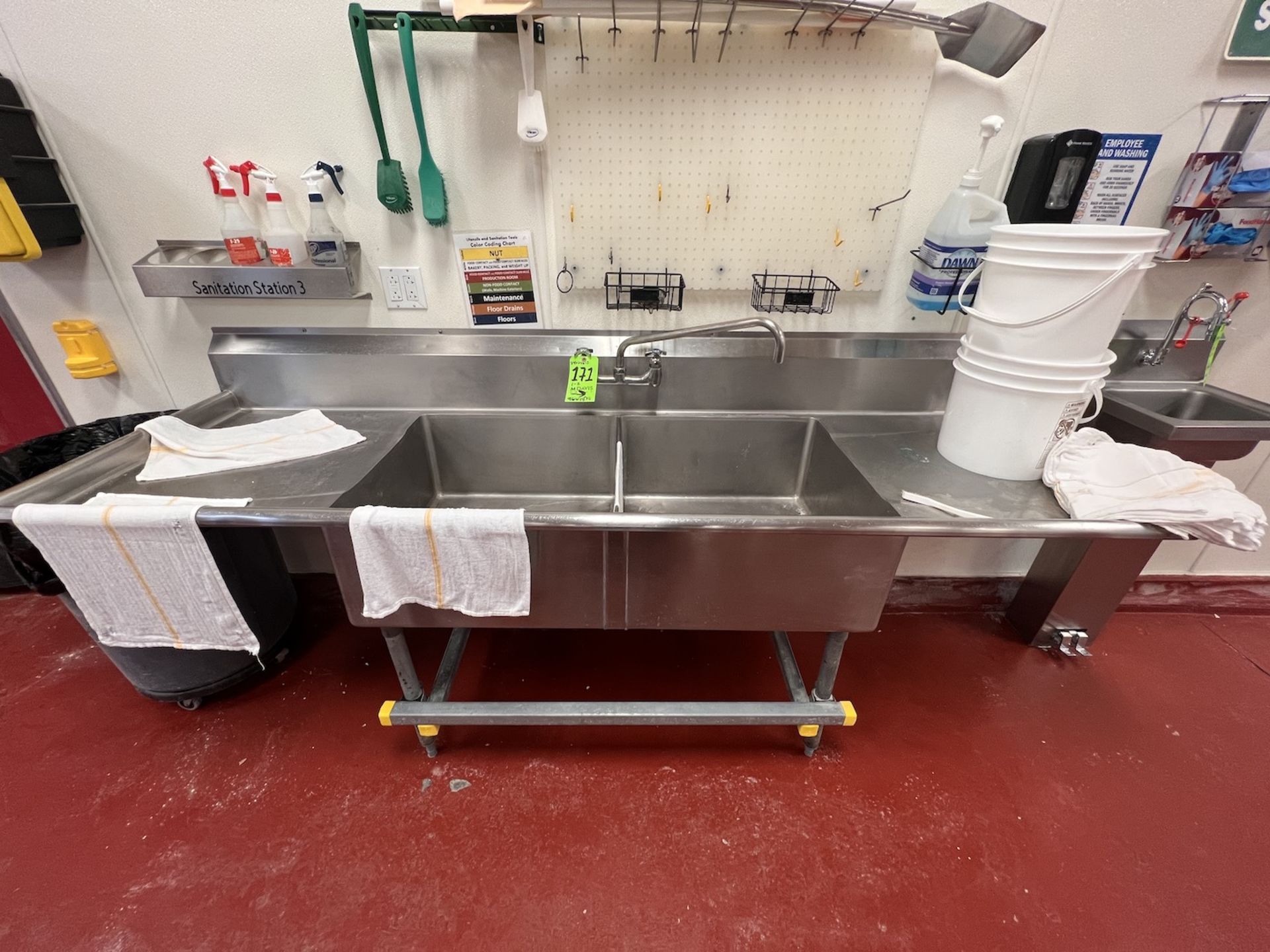 (2) S/S SINKS, INCLUDES (1) 3-BOWL SINK, APPROX. DIMS: 96 IN. L X 28 IN. W X 36 IN. H, BOWLS APPROX. - Bild 2 aus 6