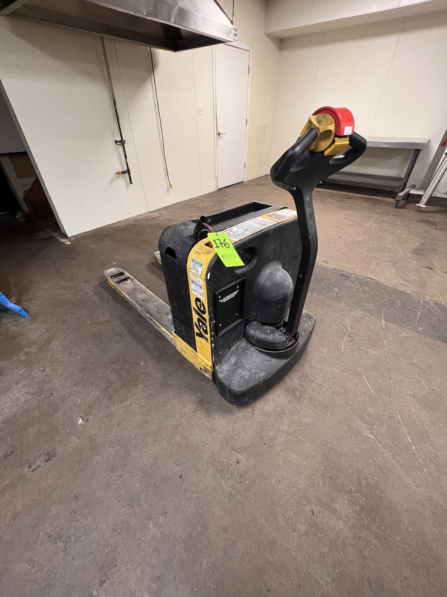 YALE ELECTRIC PALLET JACK, MODEL MPB040-EN24T2748, S/N B827N58366M, 4,000 LB CAPACITY, 24 VOLT