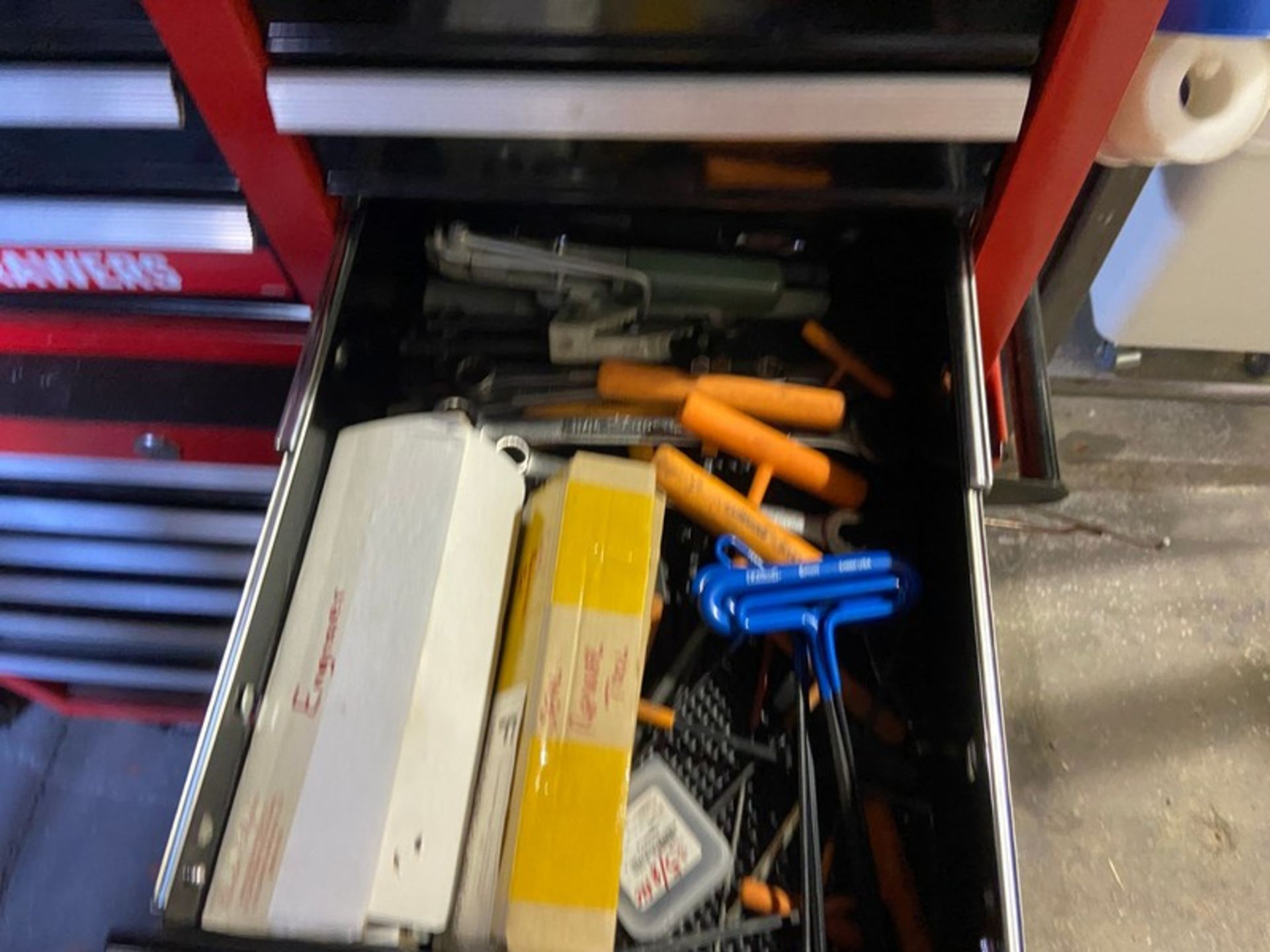 CRAFTSMAN PORTABLE TOOLBOX WITH CONTENTS, INCLUES MONKEY WRENCHES, WRENCHES, SCREW DRIVERS, & OTHER - Bild 9 aus 15