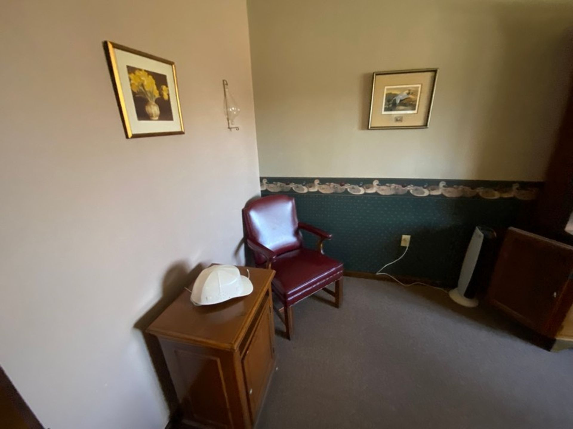 CONTENTS OF EXECUTIVE OFFICE, INCLUDES FURNITURE & CHAIRS (LOCATED IN CALLERY, PA) - Image 3 of 3