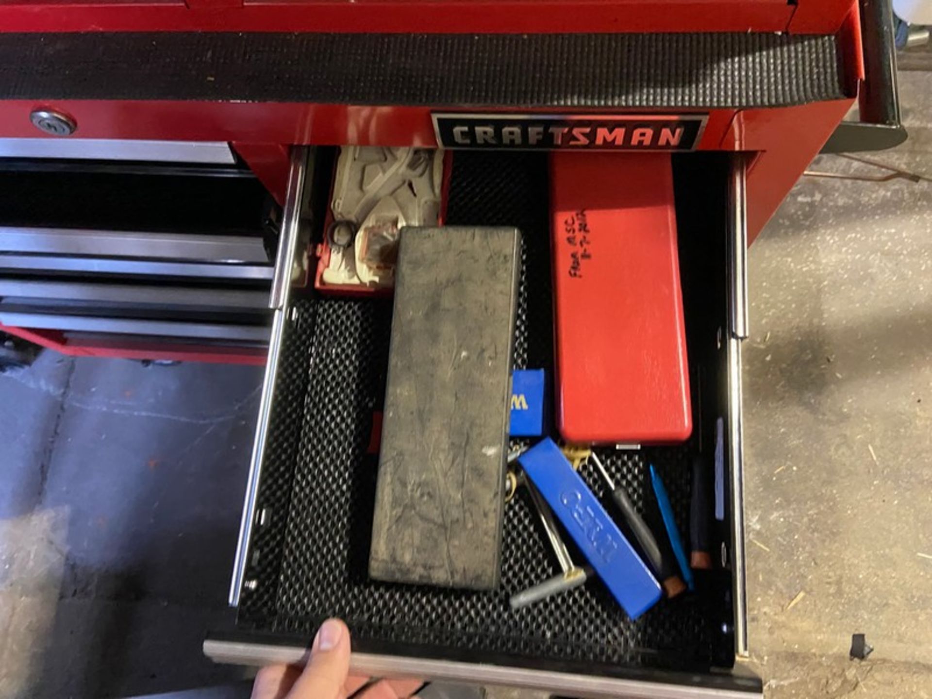 CRAFTSMAN PORTABLE TOOLBOX WITH CONTENTS, INCLUES MONKEY WRENCHES, WRENCHES, SCREW DRIVERS, & OTHER - Bild 12 aus 15