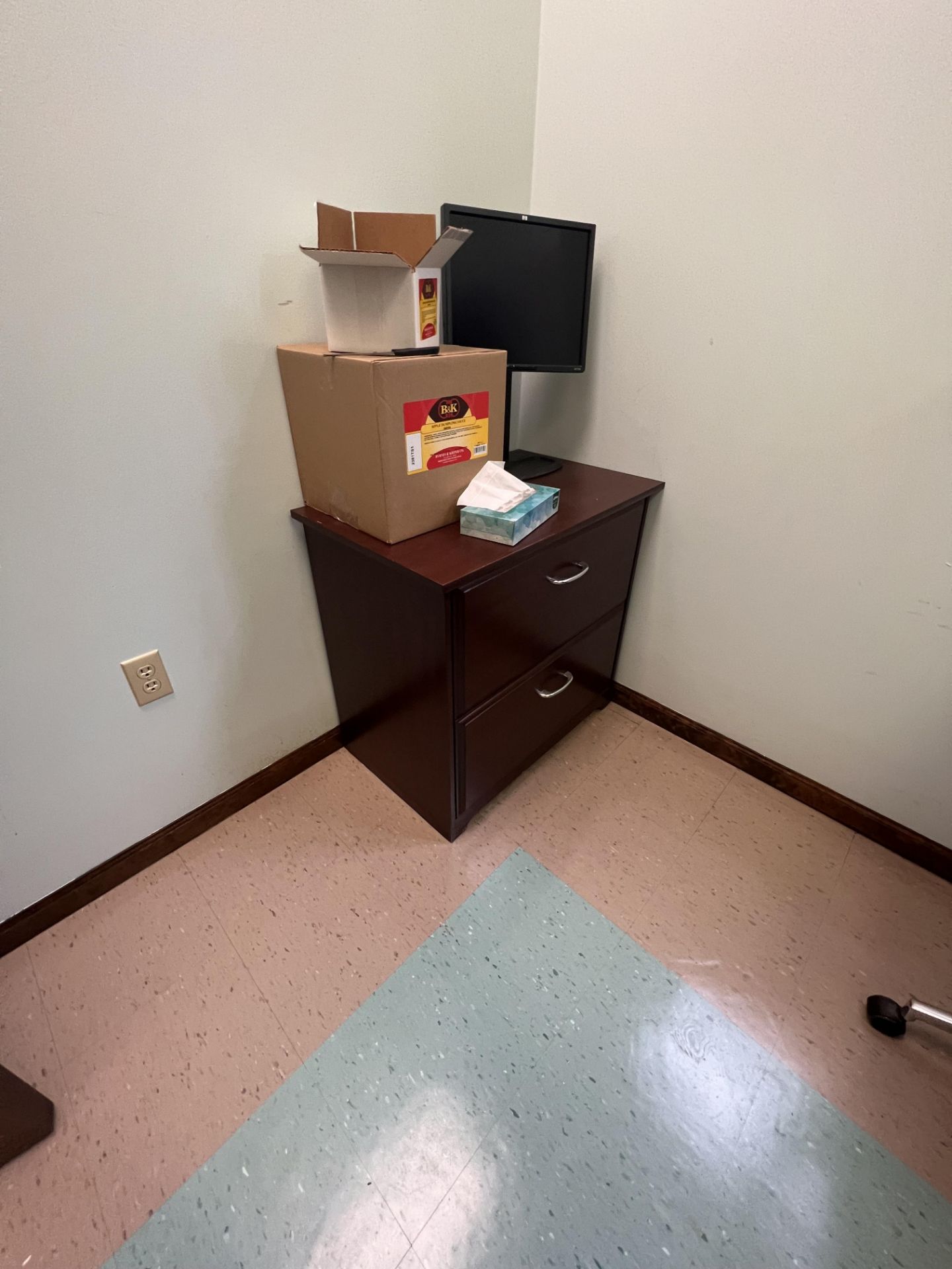 CONTENTS OF OFFICE, INCLUDES DESK, CABINETS, CHAIRS, ETC, DOES NOT INCLUDE PHONE OR COMPUTER - Image 4 of 4