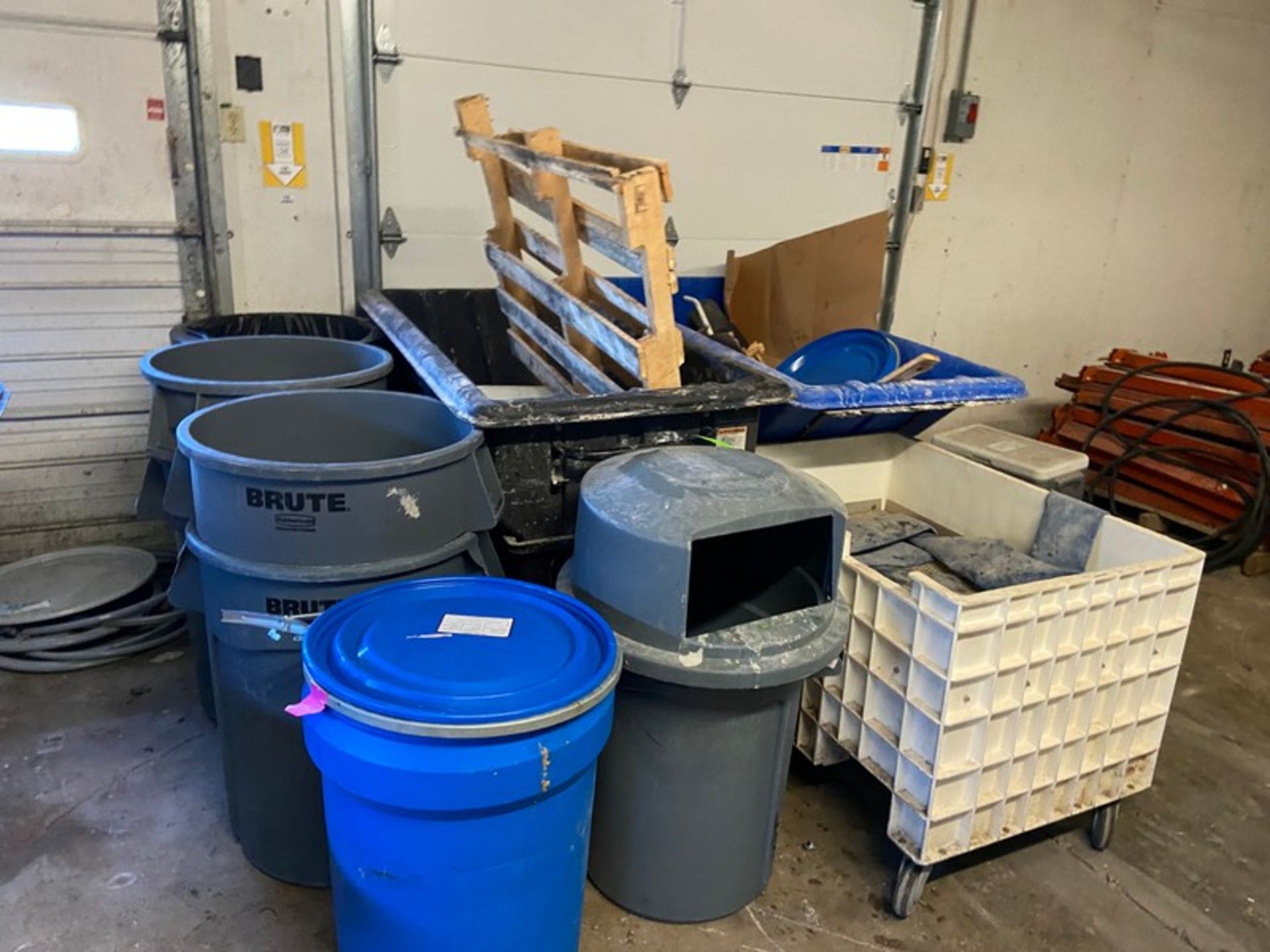 LOT OF ASSORTED PLASTIC TRASH DUMPSTERS, TRASH CANS, & PLASTIC BIN (LOCATED IN CALLERY, PA)