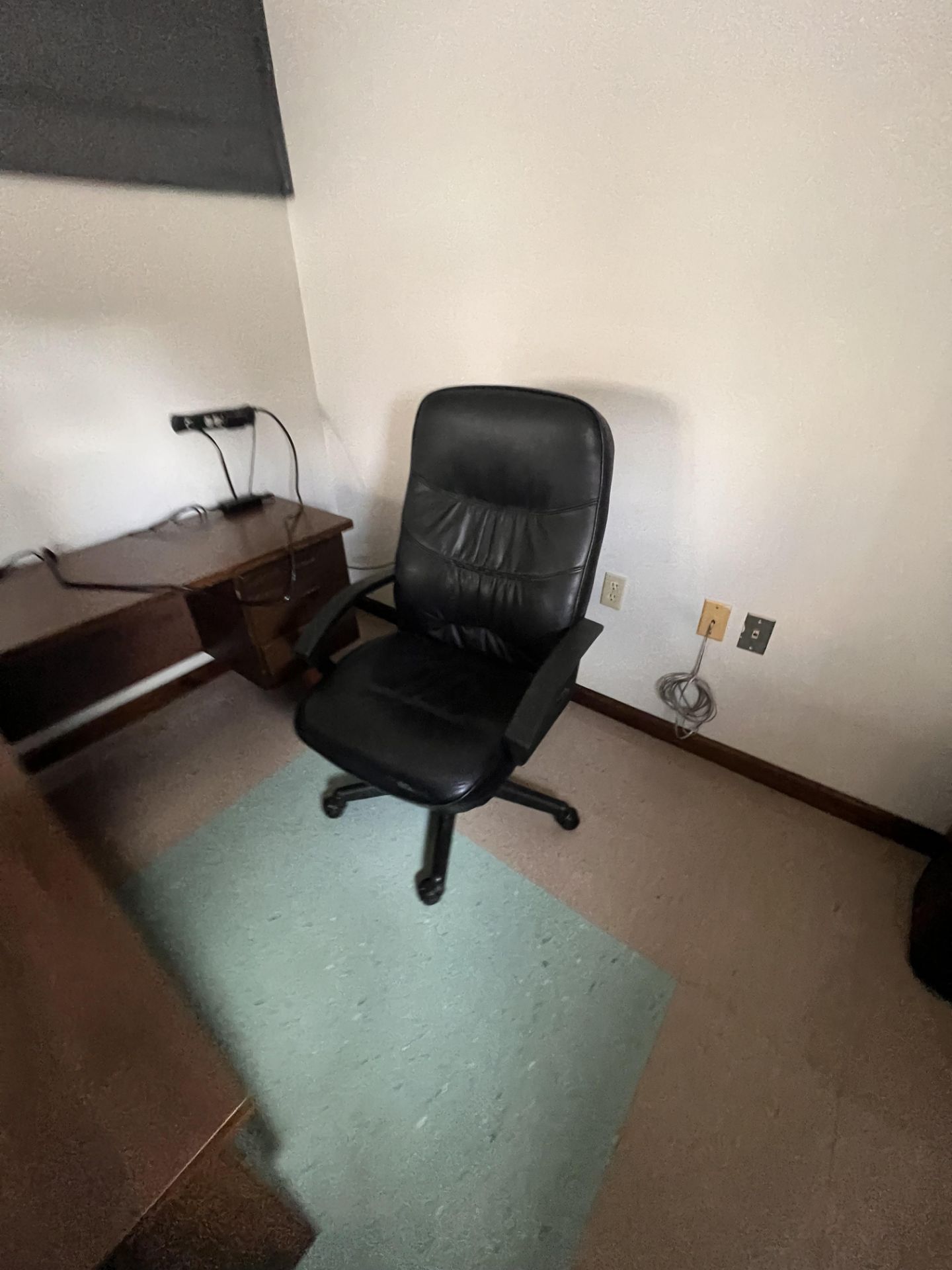 CONTENTS OF OFFICE, INCLUDES DESK, CHAIRS, AND COAT RACK, DOES NOT INCLUDE PHONE - Image 2 of 5