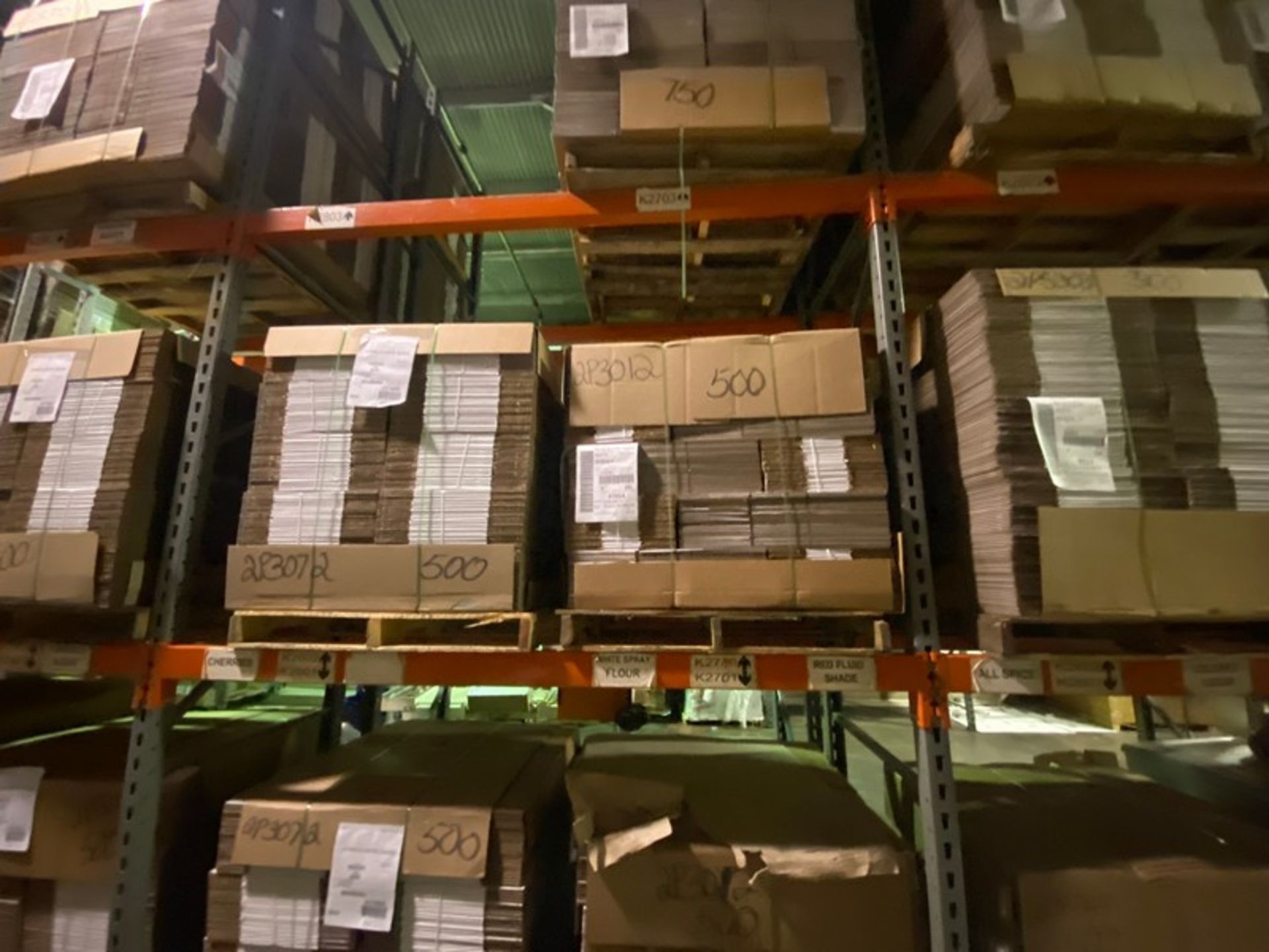 LOT OF ASSORTED CORRIGATED, CONTENTS OF MIDDLE SHELF OF PALLET RACKING, INCLUDES SOME BAKING PANS ( - Bild 6 aus 12