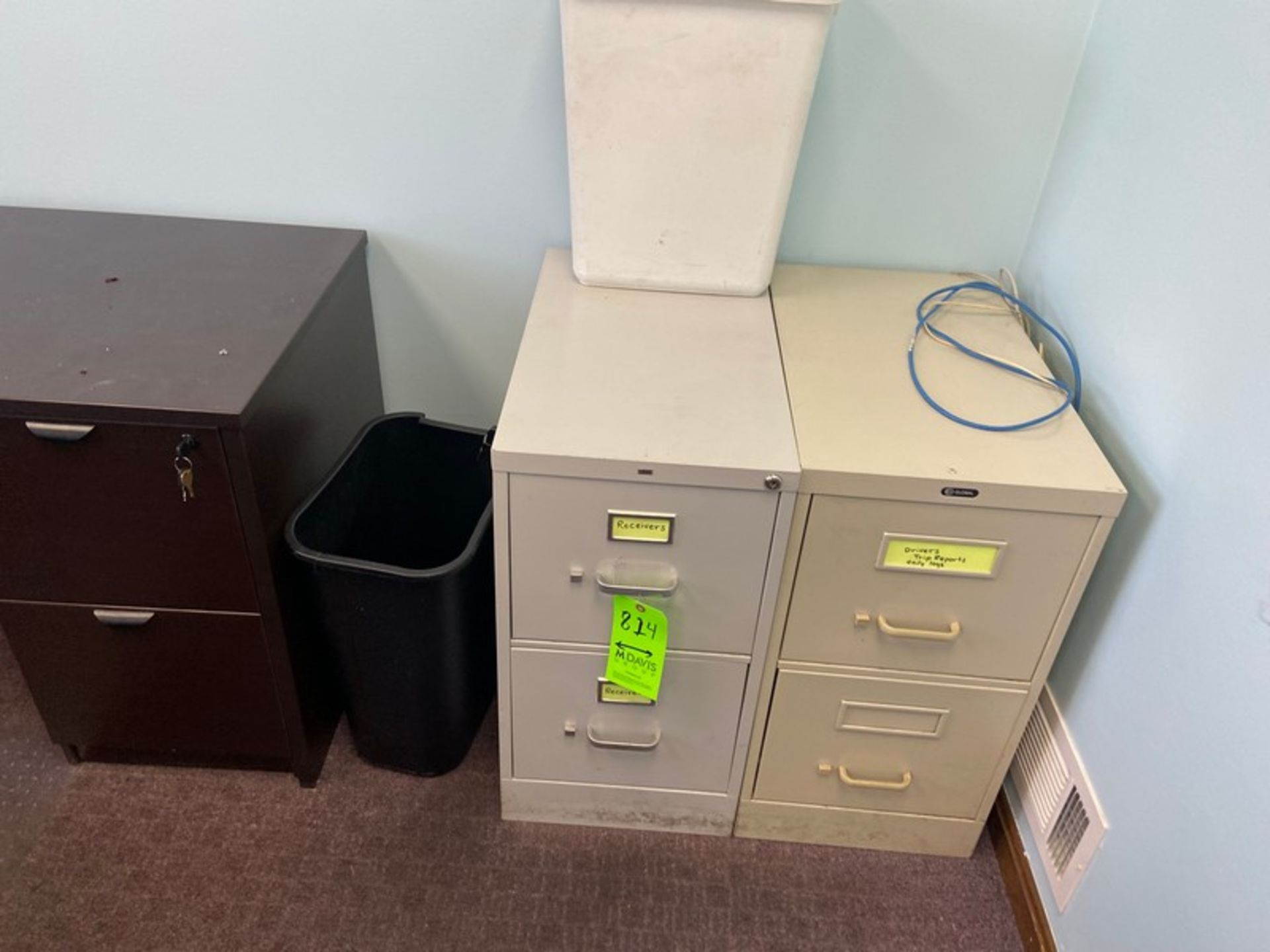 CONTENTS OF RECEPTION AREA, INCLUDES U-SHAPE DESK, (2) SMALL FILING CABINETS, OFFICE CHAIRS, & WOODE - Bild 2 aus 3