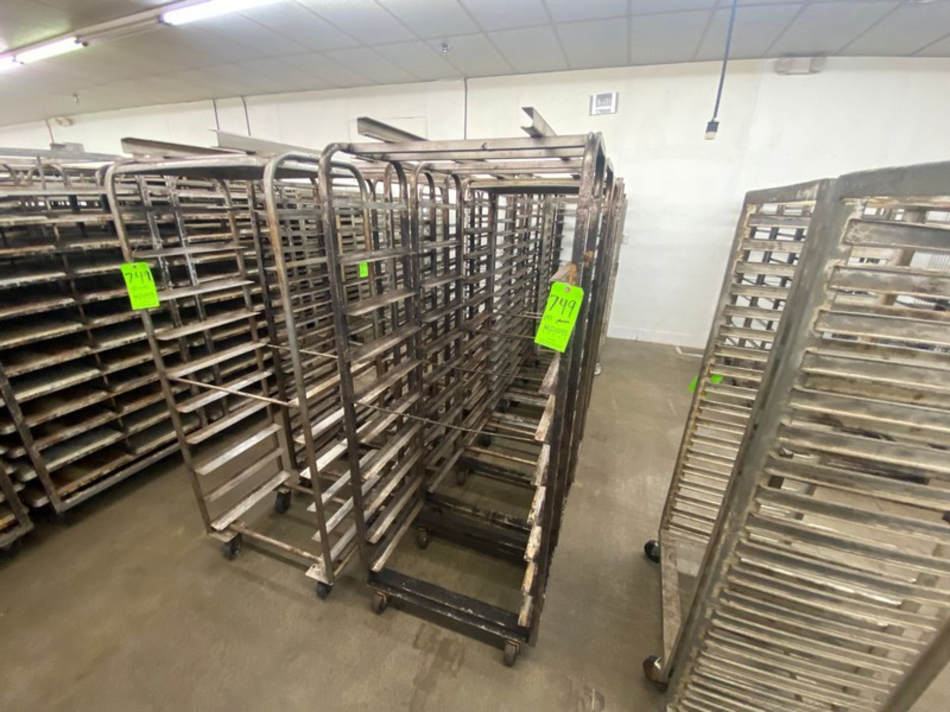(8) PORTABLE BAKING PAN RACKS, WITH TOP MOUNTED OVEN RAIL, MOUNTED ON CASTERS (LOCATED IN HERMITAGE, - Bild 2 aus 3