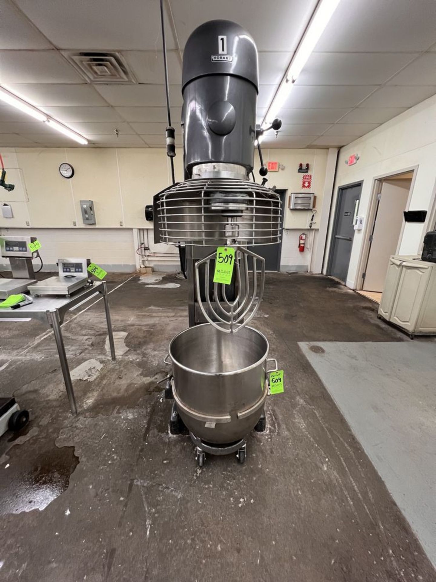 HOBART MIXER, MODEL V-1401, S/N 11-431-679, 230-460 V, INCLUDES BEATER ATTACHMENT, MIXING BOWL AND