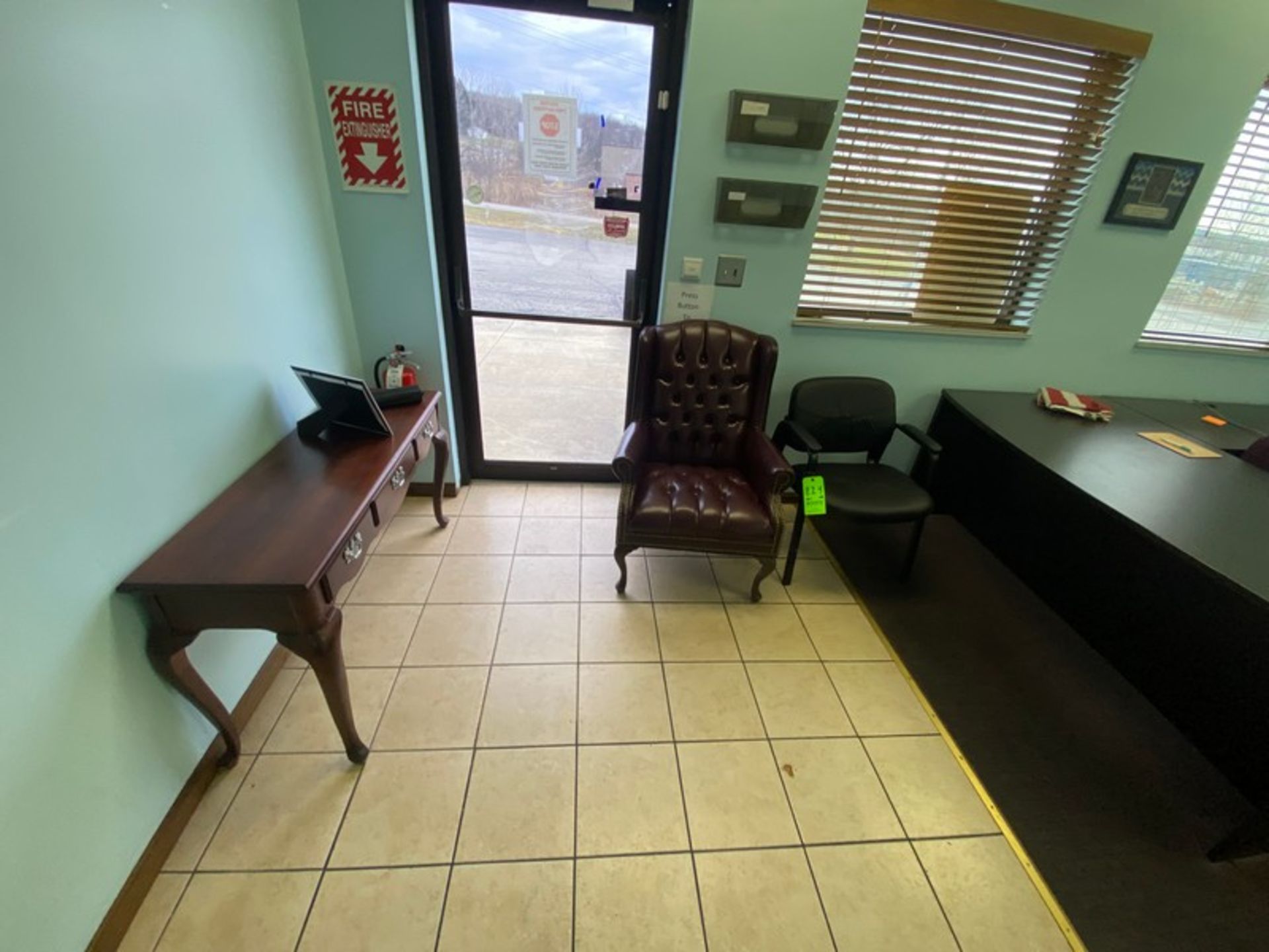 CONTENTS OF RECEPTION AREA, INCLUDES U-SHAPE DESK, (2) SMALL FILING CABINETS, OFFICE CHAIRS, & WOODE - Bild 3 aus 3