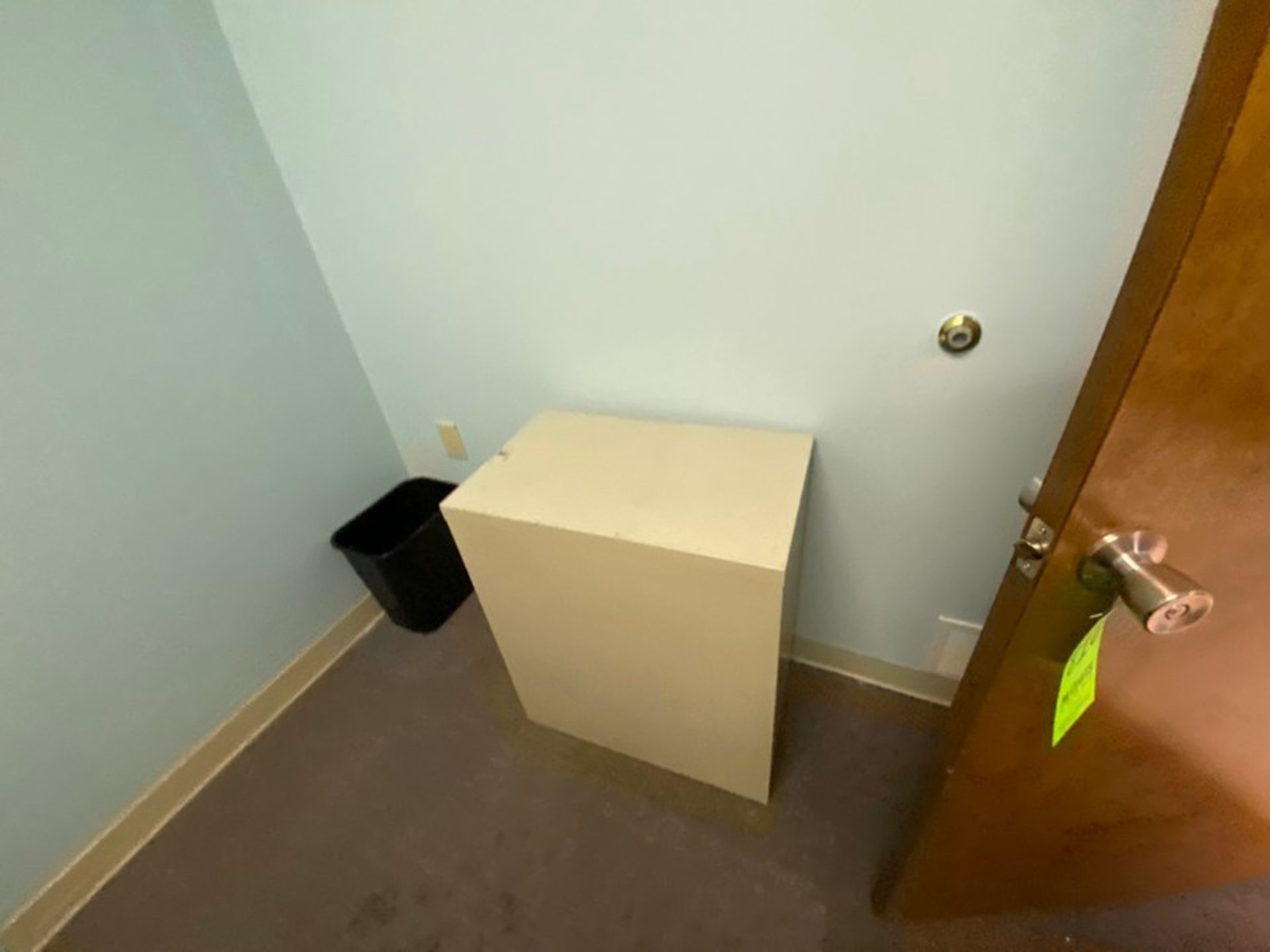 CONTENTS OF OFFICE, INCLUDES (1) VERTICAL FILING CABINET, WITH DESK & SMALL 2-DOOR FILING CABINET (L - Bild 2 aus 2
