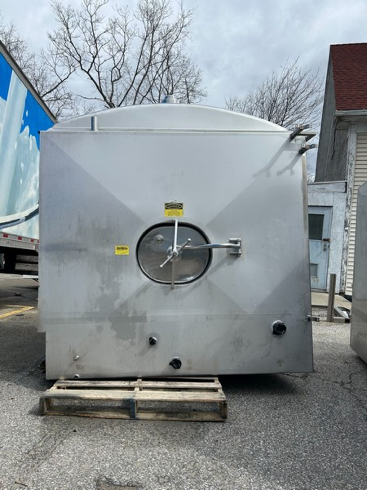 2500 gallon capacity insulated rectangular stainless steel blend tank. 1.5 HP 49 RPM vertical - Image 2 of 6