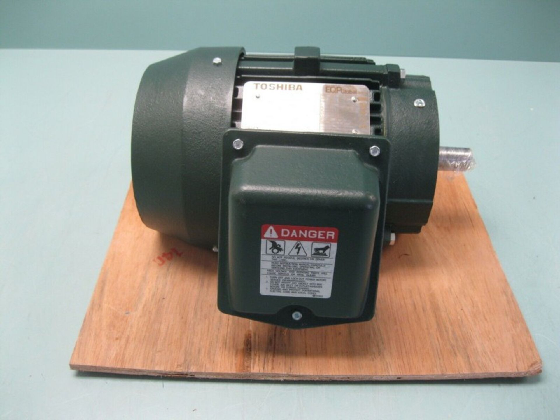 Toshiba 0024XSSB42A-P Motor 2 HP 460V NEW (Located Springfield, NH)(Handling Fee $25) (NOTE: Packing