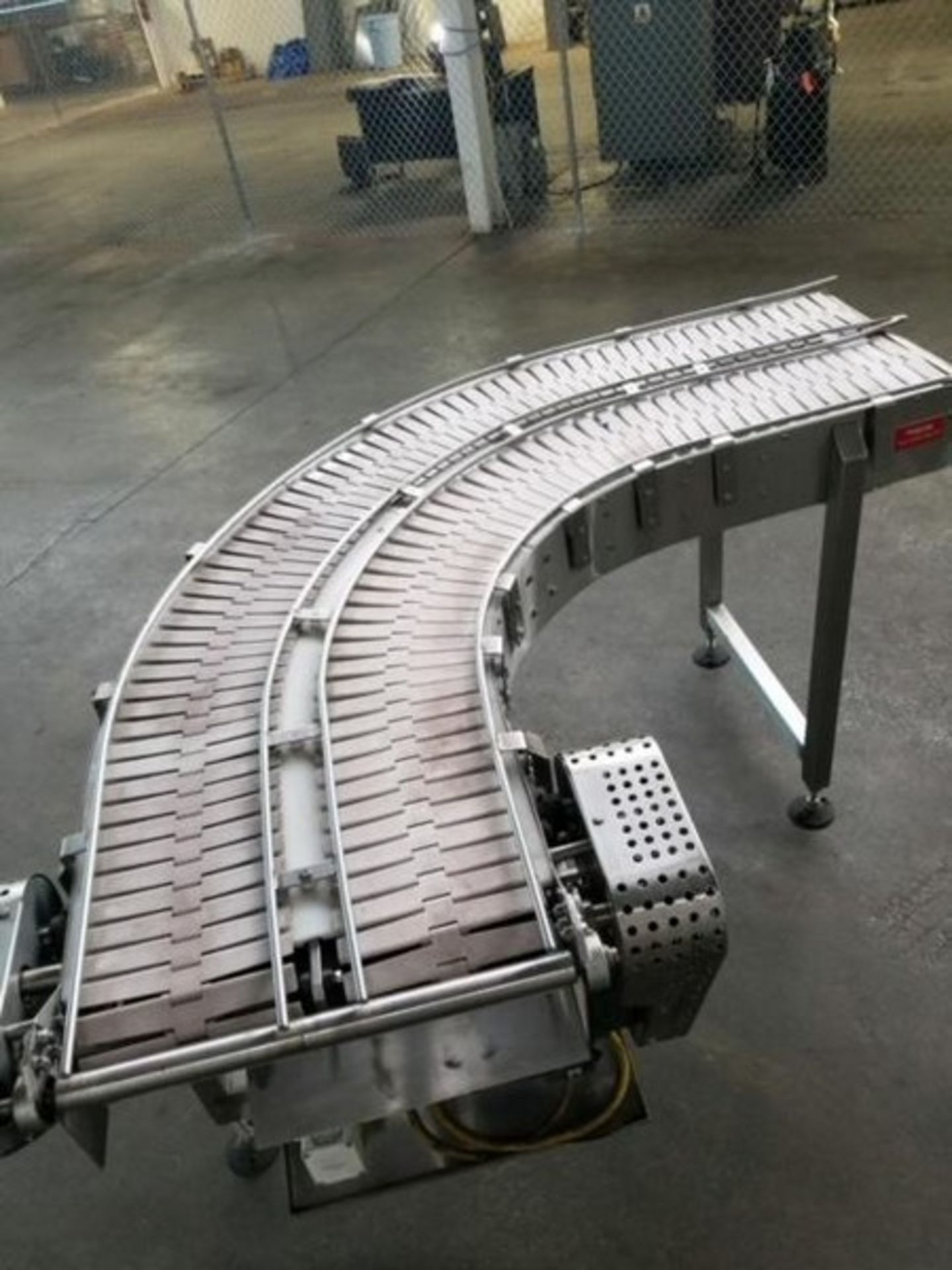 10 inch wide dual lane 90 degree slat top conveyor with 90 deg turn dual lane , Each lane is 10 inch - Image 4 of 7