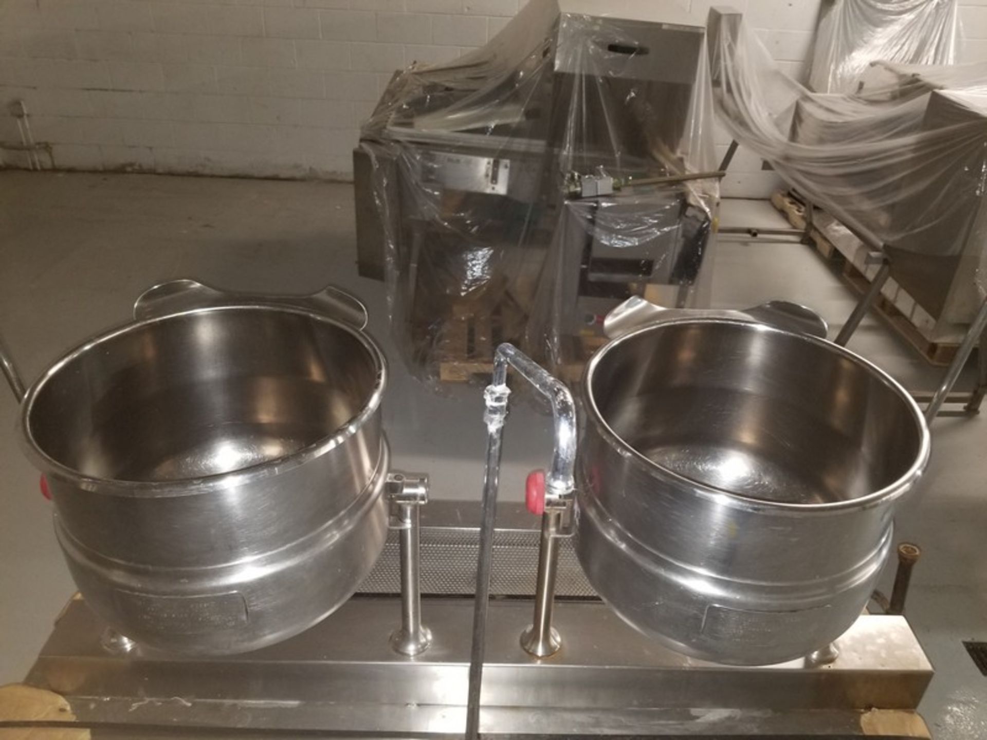 Cleveland Twin 10 USG Stainless Steam Kettles KDT-10T 4676-5H-05 (Located Mississauga, Ontario, - Image 6 of 10