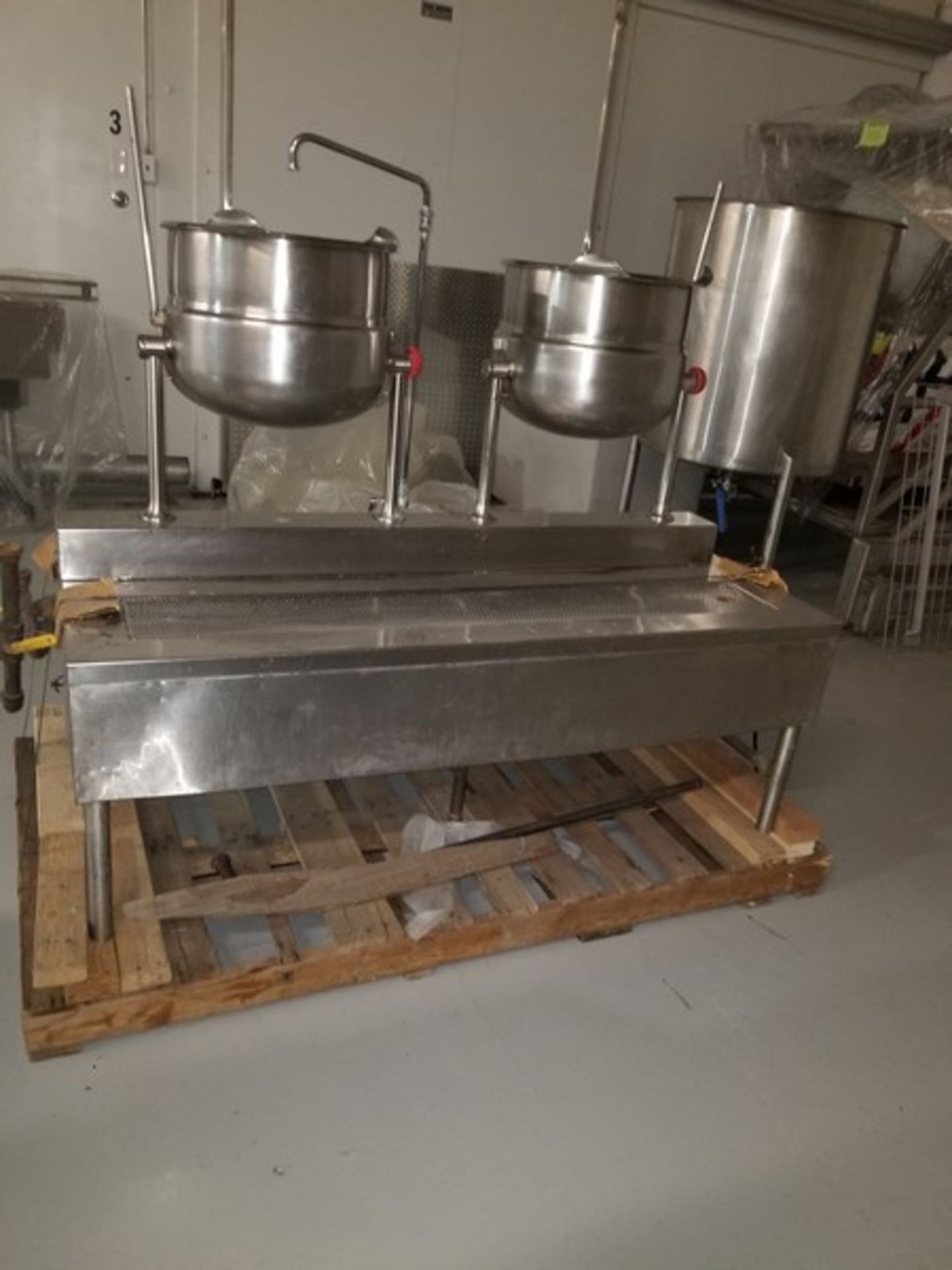 Cleveland Twin 10 USG Stainless Steam Kettles KDT-10T 4676-5H-05 (Located Mississauga, Ontario,