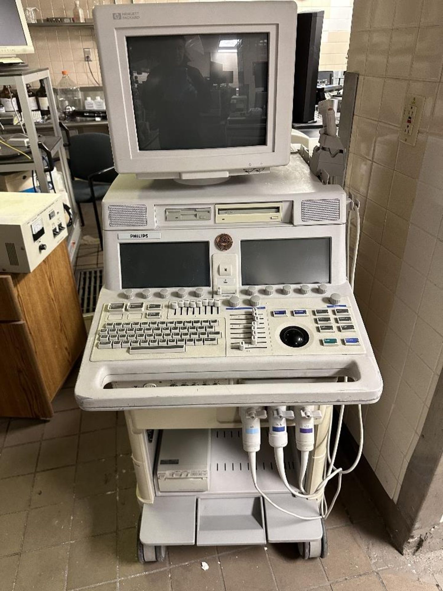 HP Sonos 5500 M2424A Ultrasound System (LOCATED IN MIDDLETOWN, N.Y.)-FOR PACKAGING & SHIPPING QUOTE,