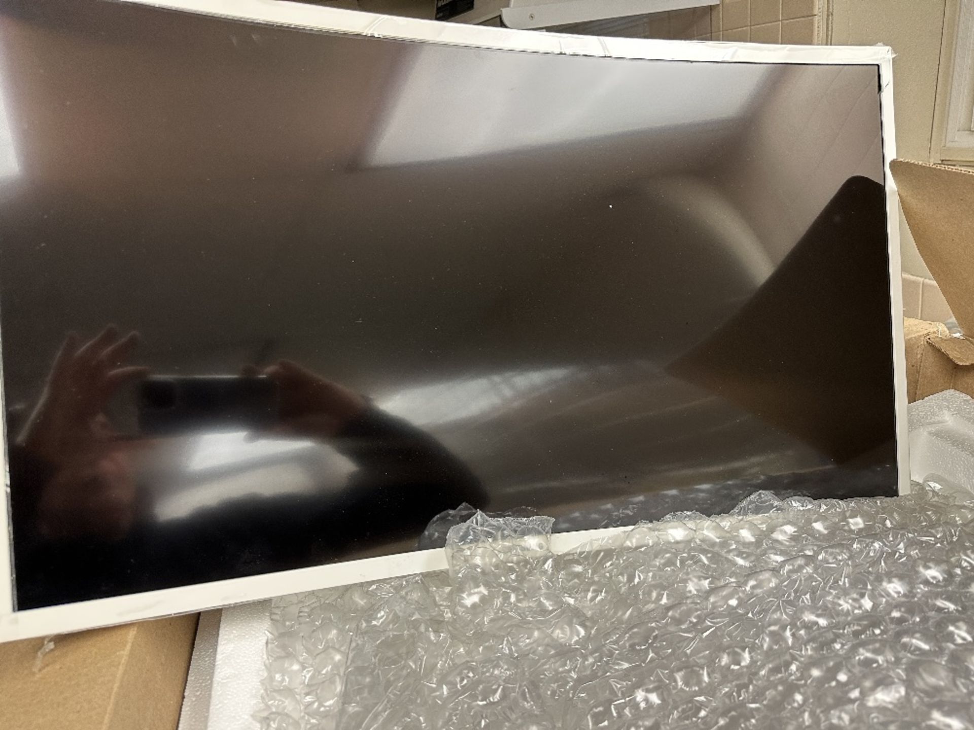 Samsung C32F391FWN 32in LED Curved Monitor (LOCATED IN MIDDLETOWN, N.Y.)-FOR PACKAGING & SHIPPING - Image 4 of 4