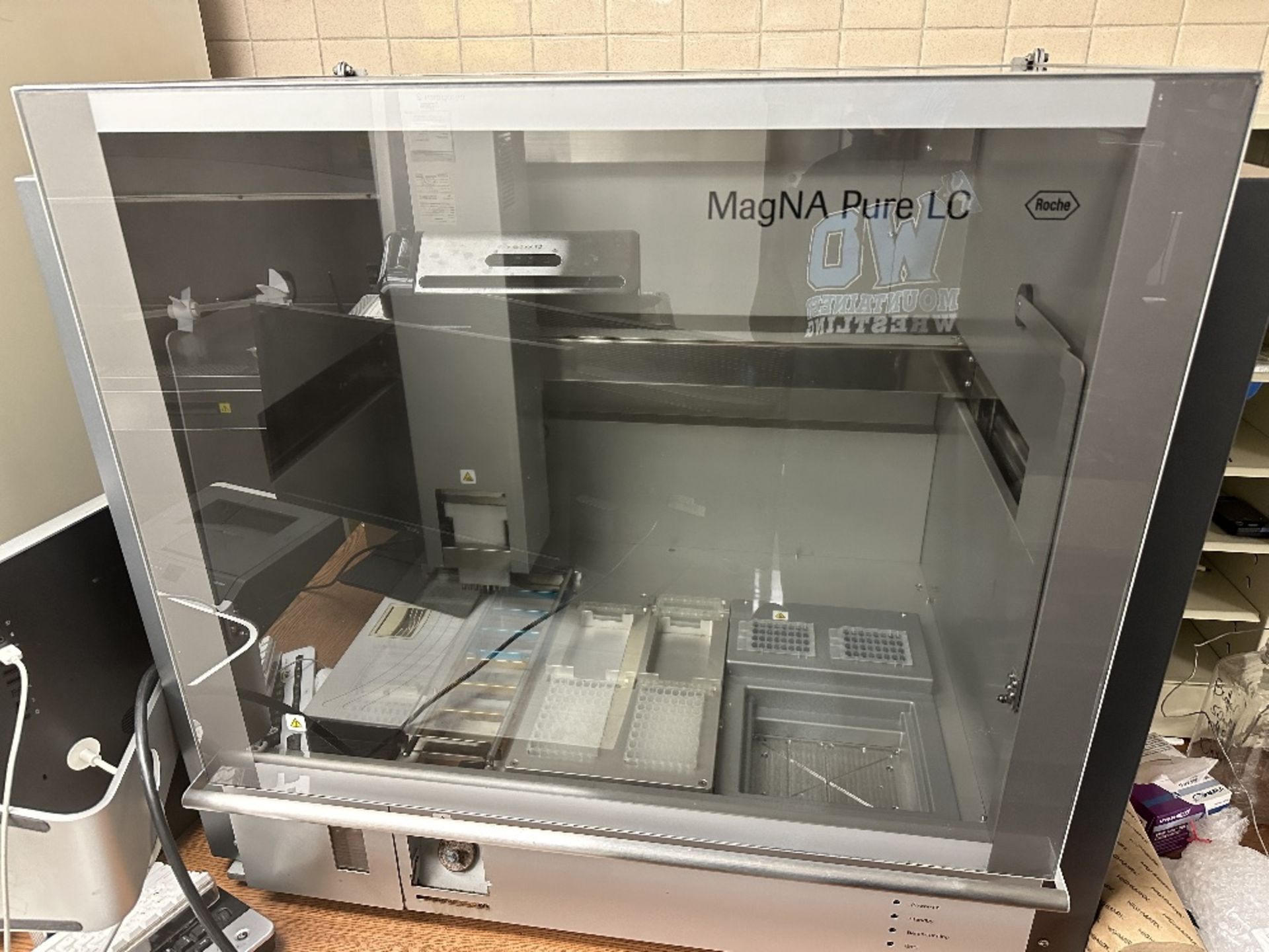 ROCHE MagNA Pure LC Acid Work Station JE379 (LOCATED IN MIDDLETOWN, N.Y.)-FOR PACKAGING & SHIPPING