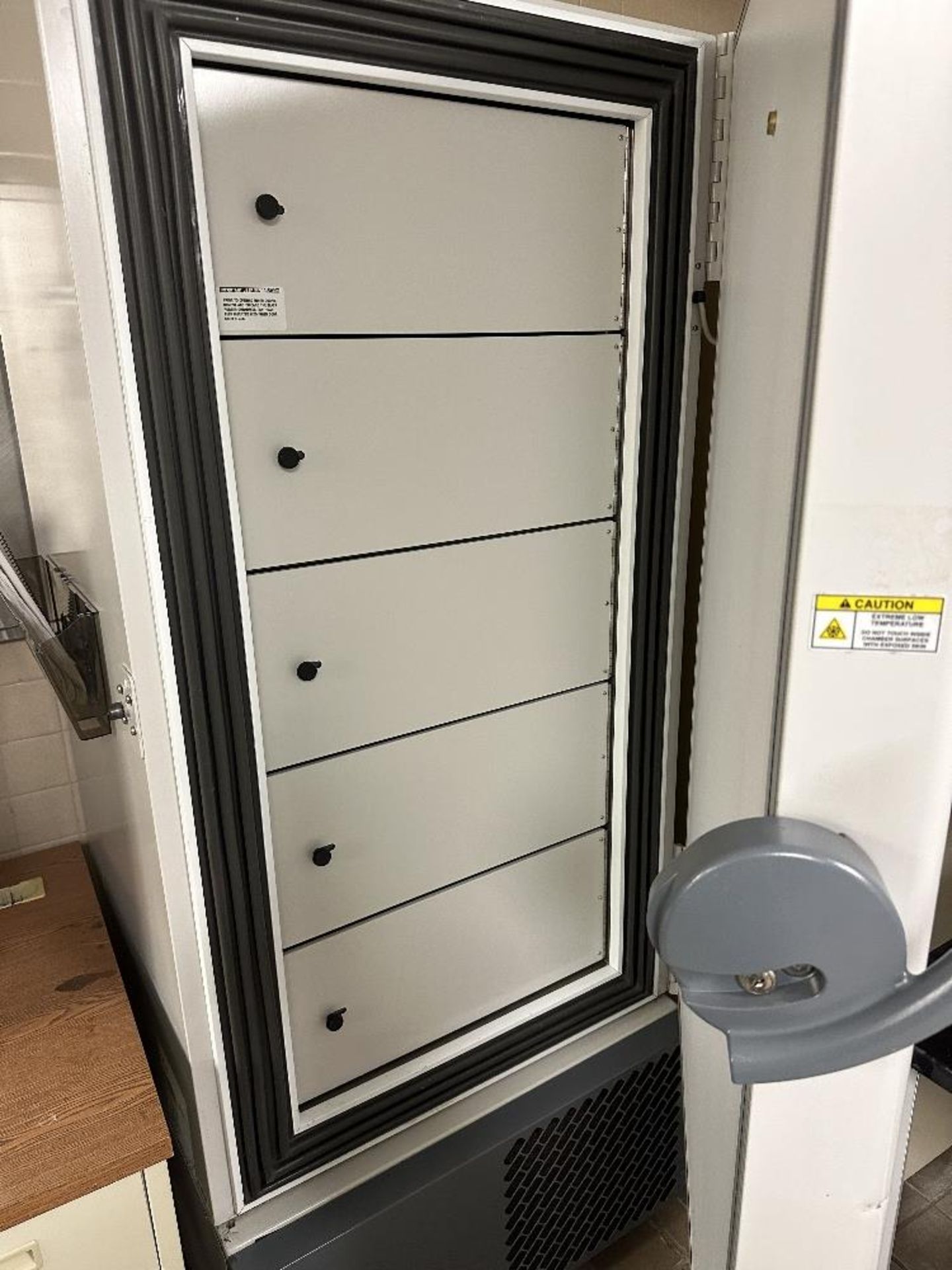 Thermo Scientific Forma 8922 -86°C Upright Freezer (LOCATED IN MIDDLETOWN, N.Y.)-FOR PACKAGING & - Image 4 of 6