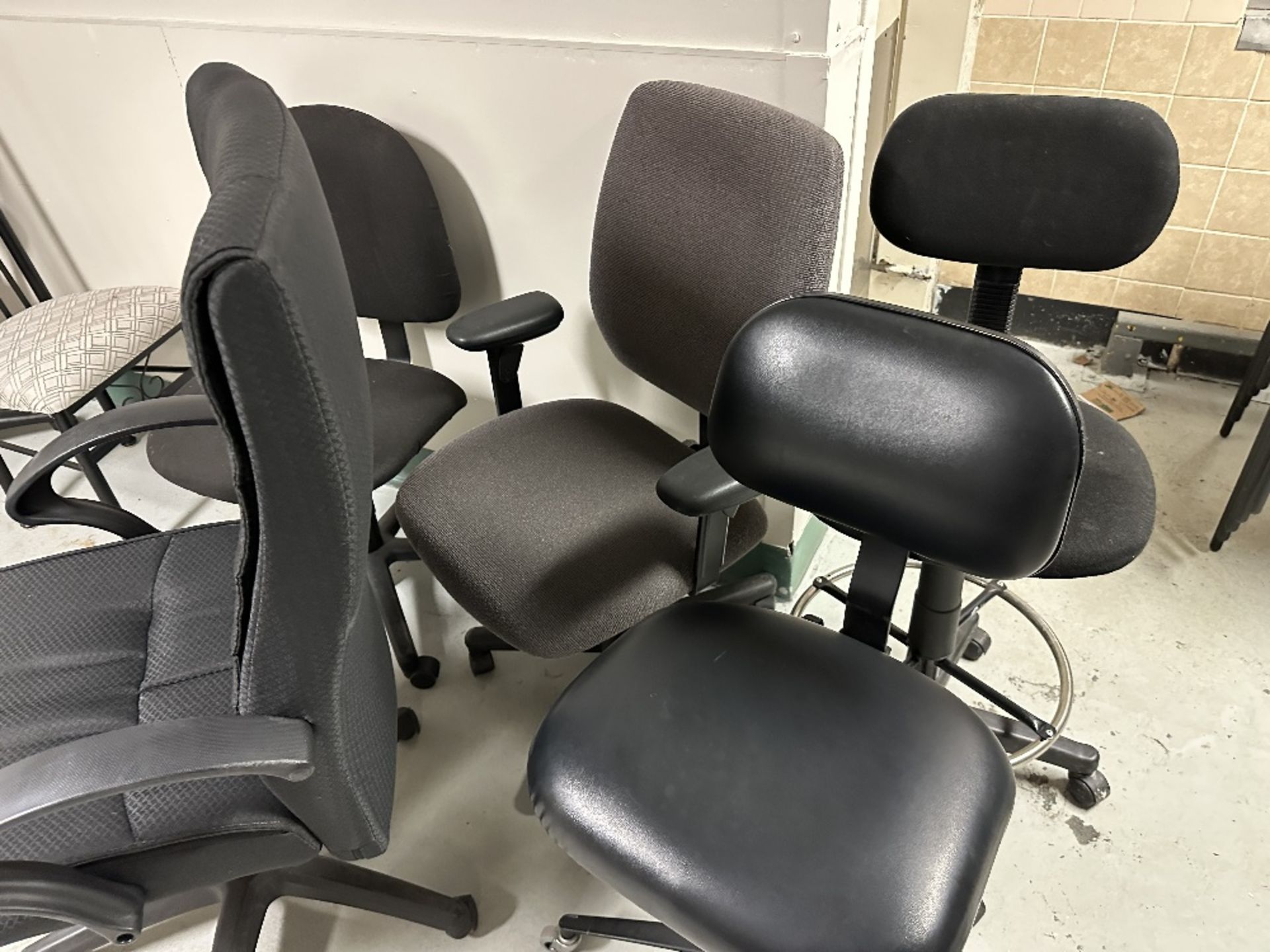 5 Pcs Office Chairs Assorted (LOCATED IN MIDDLETOWN, N.Y.)-FOR PACKAGING & SHIPPING QUOTE, PLEASE - Image 2 of 3