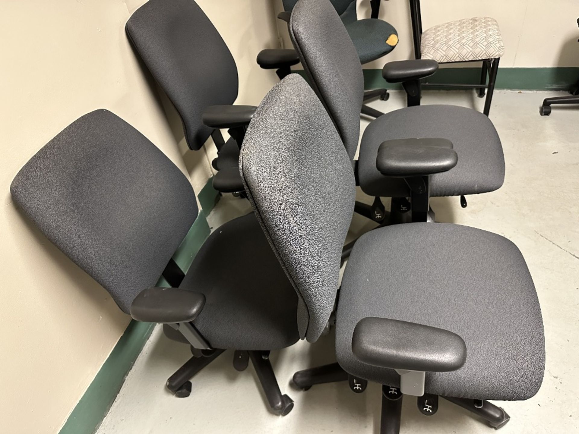 4 Pcs Office Chairs Assorted (LOCATED IN MIDDLETOWN, N.Y.)-FOR PACKAGING & SHIPPING QUOTE, PLEASE - Image 3 of 4