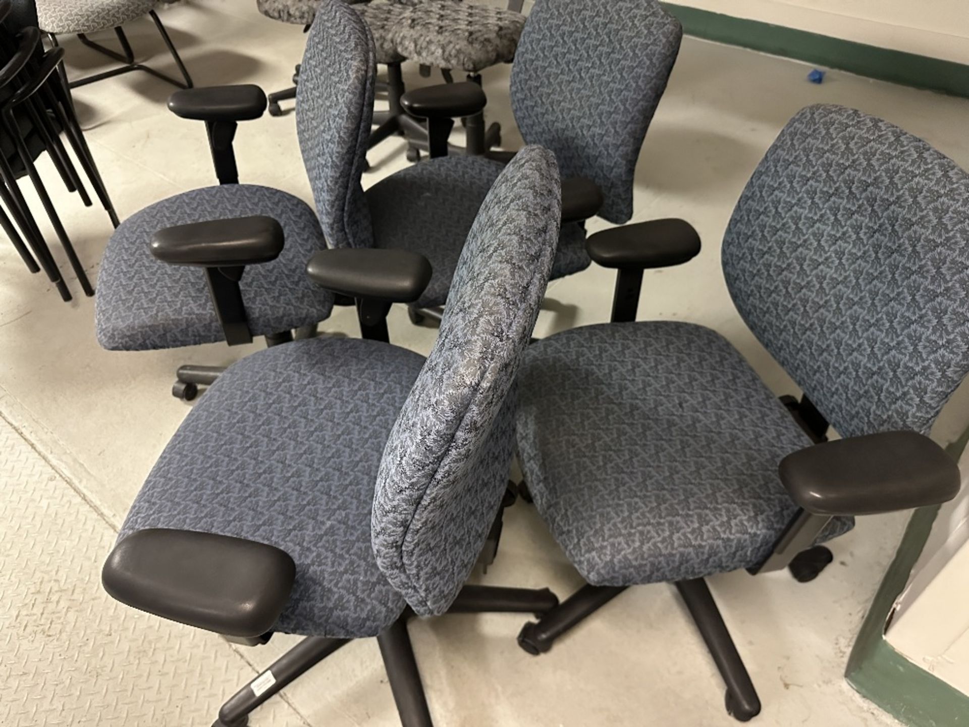 4 Pcs Office Chairs Assorted (LOCATED IN MIDDLETOWN, N.Y.)-FOR PACKAGING & SHIPPING QUOTE, PLEASE - Image 3 of 3