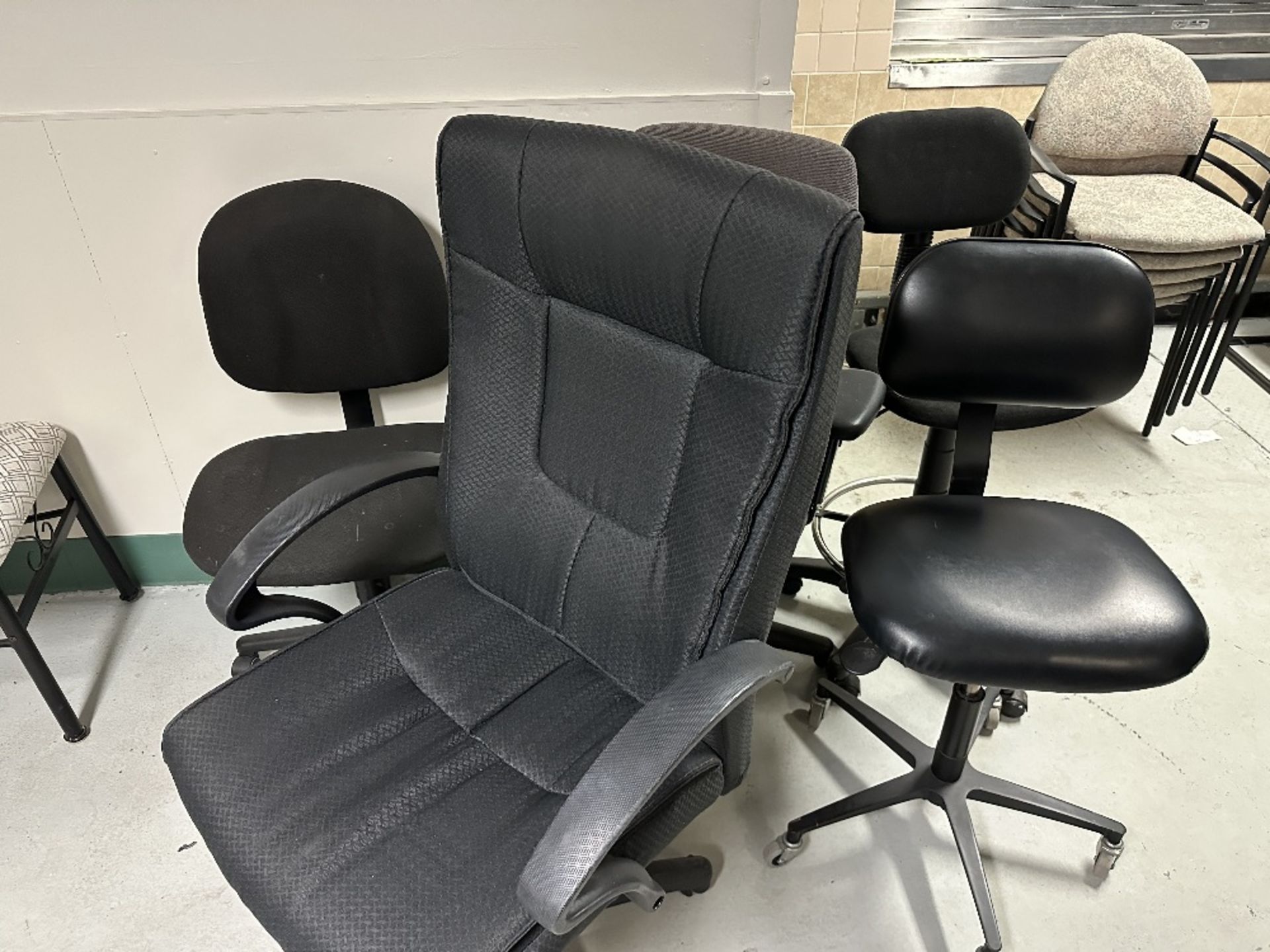 5 Pcs Office Chairs Assorted (LOCATED IN MIDDLETOWN, N.Y.)-FOR PACKAGING & SHIPPING QUOTE, PLEASE