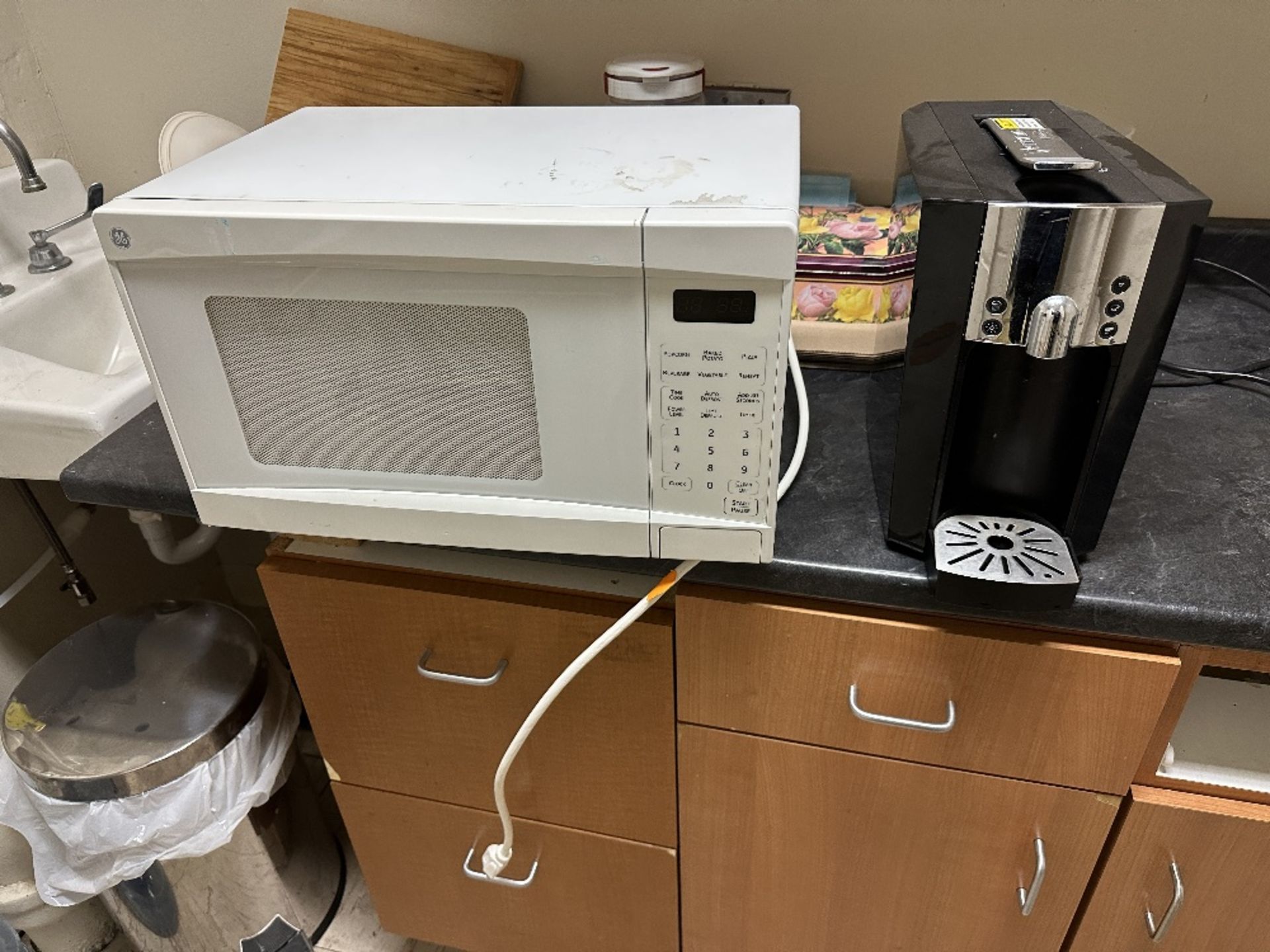 Lot: Kitchen- Microwaves-Mini-Fridge-Coffee (LOCATED IN MIDDLETOWN, N.Y.)-FOR PACKAGING & SHIPPING - Image 2 of 3