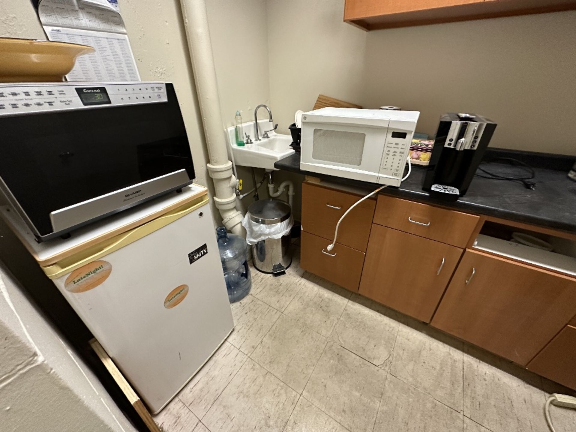 Lot: Kitchen- Microwaves-Mini-Fridge-Coffee (LOCATED IN MIDDLETOWN, N.Y.)-FOR PACKAGING & SHIPPING