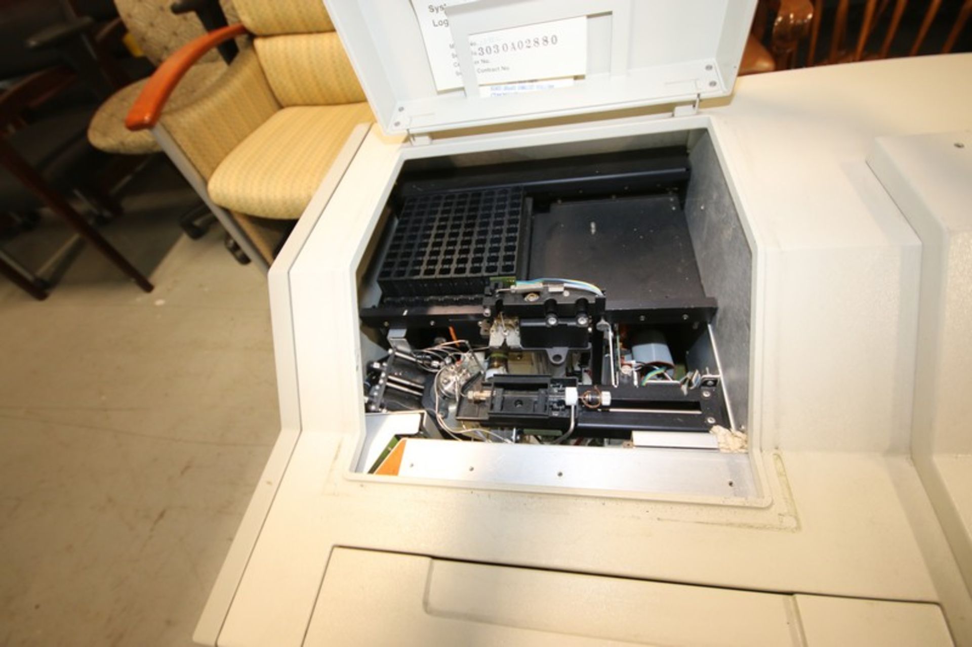 Hewlett Packard Liquid Chromatograph, Series 1090, Overall Dims.: Aprox. 27-1/2" L x 24" W x 26" H( - Image 3 of 8