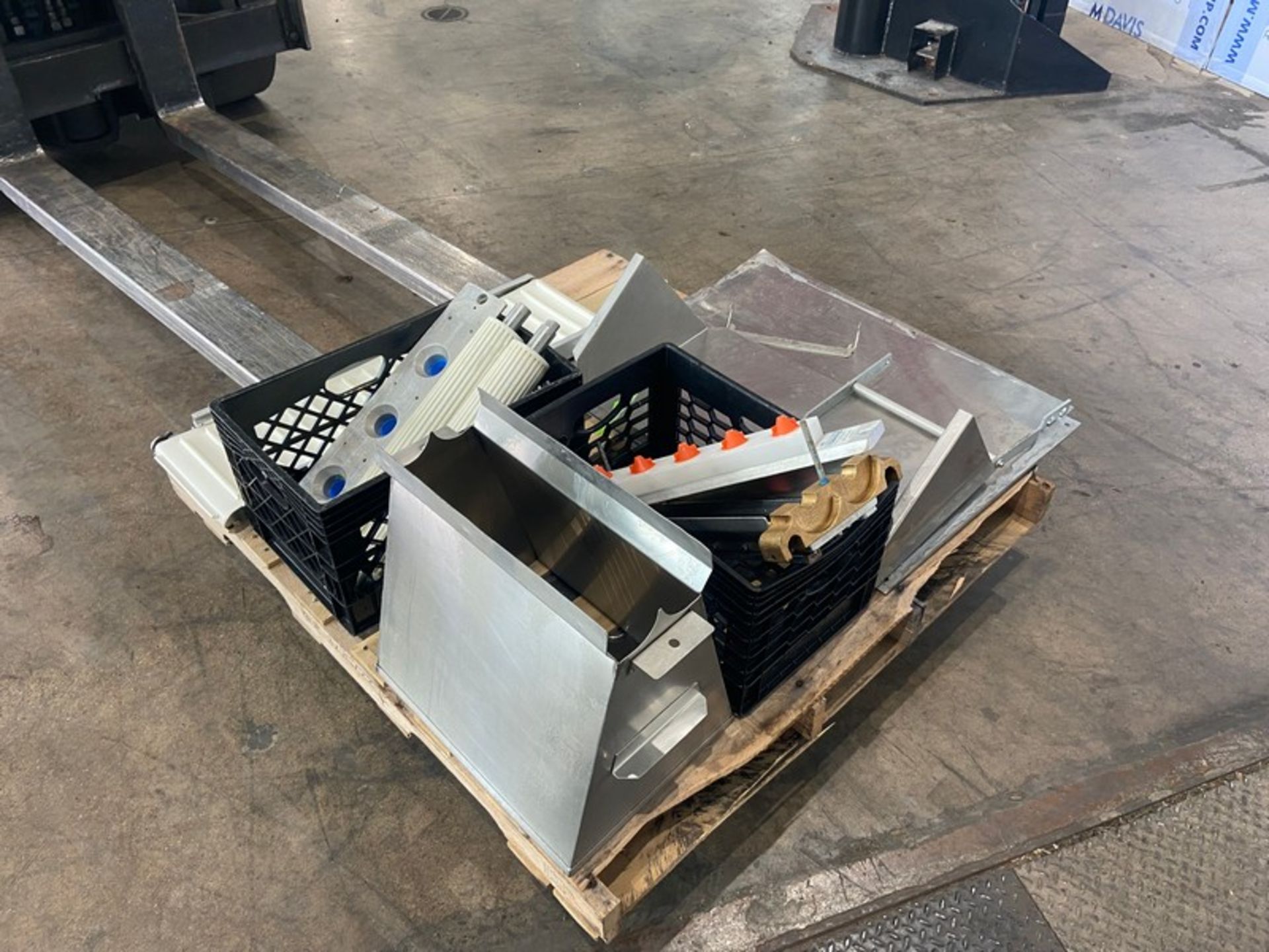 Pallet of Assorted Parts,Includes (2) Rollers, (5) Head Depositing Attachment Die, (3) Head - Image 6 of 7