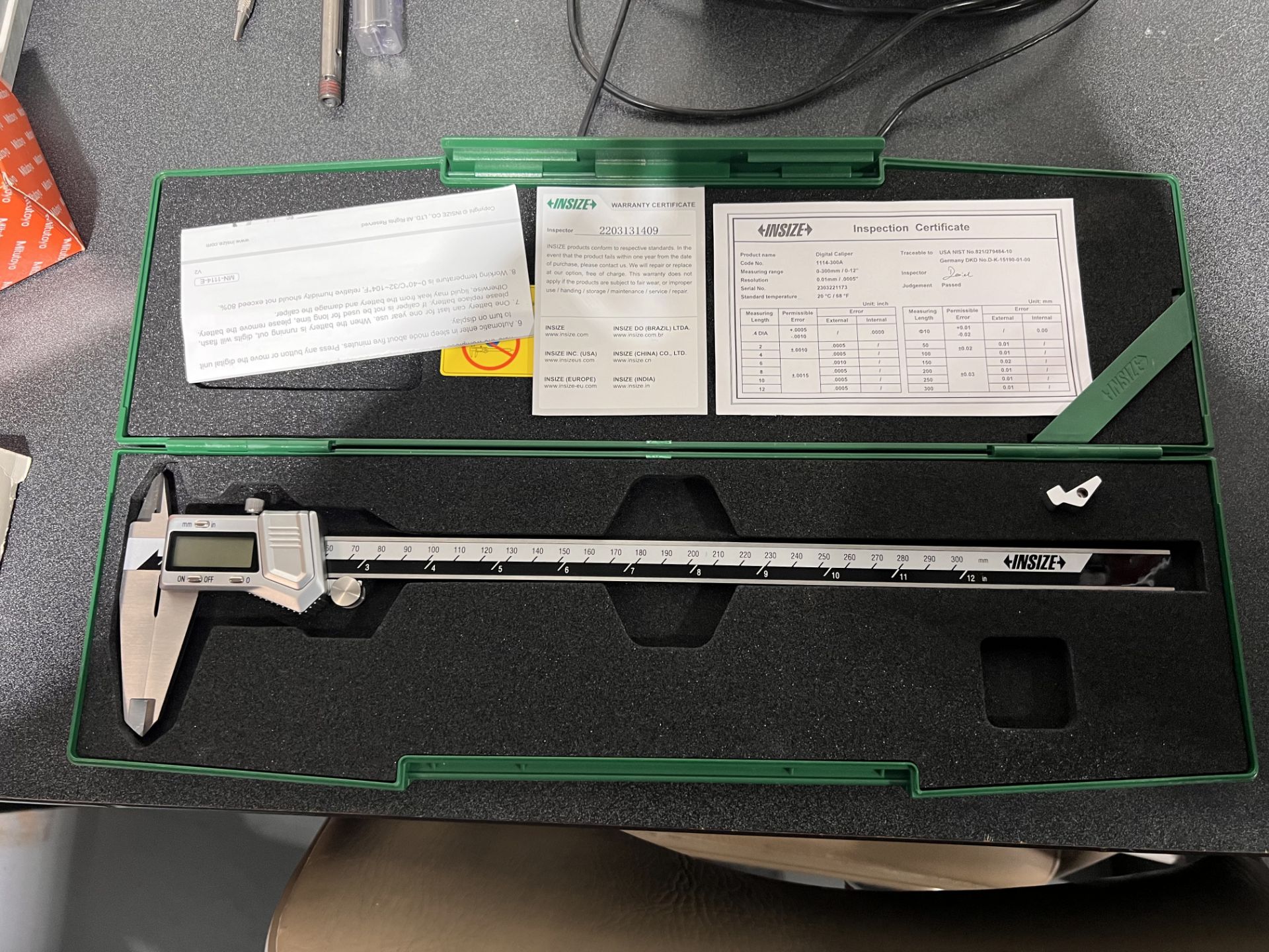 MITUTOYO ABSOLUTE MICROMETER, INSIZE ELECTRONIC CALIPER, GAUGE STAND AND MORE - Image 2 of 11